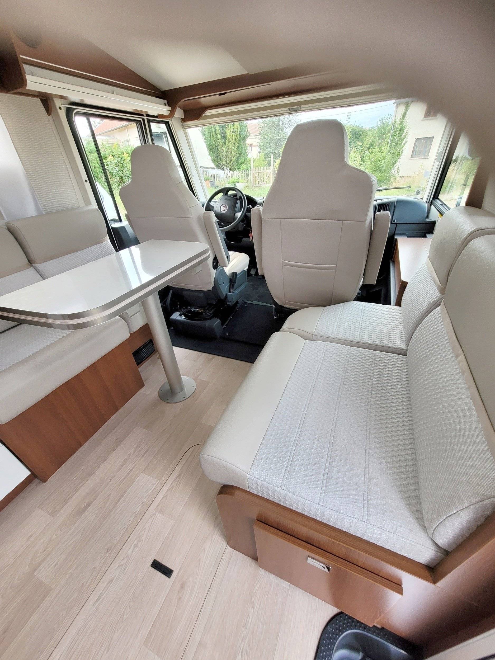 Dining Area Fiat Fiat Multijet 2   2,3 L   150 CV - Yescapa