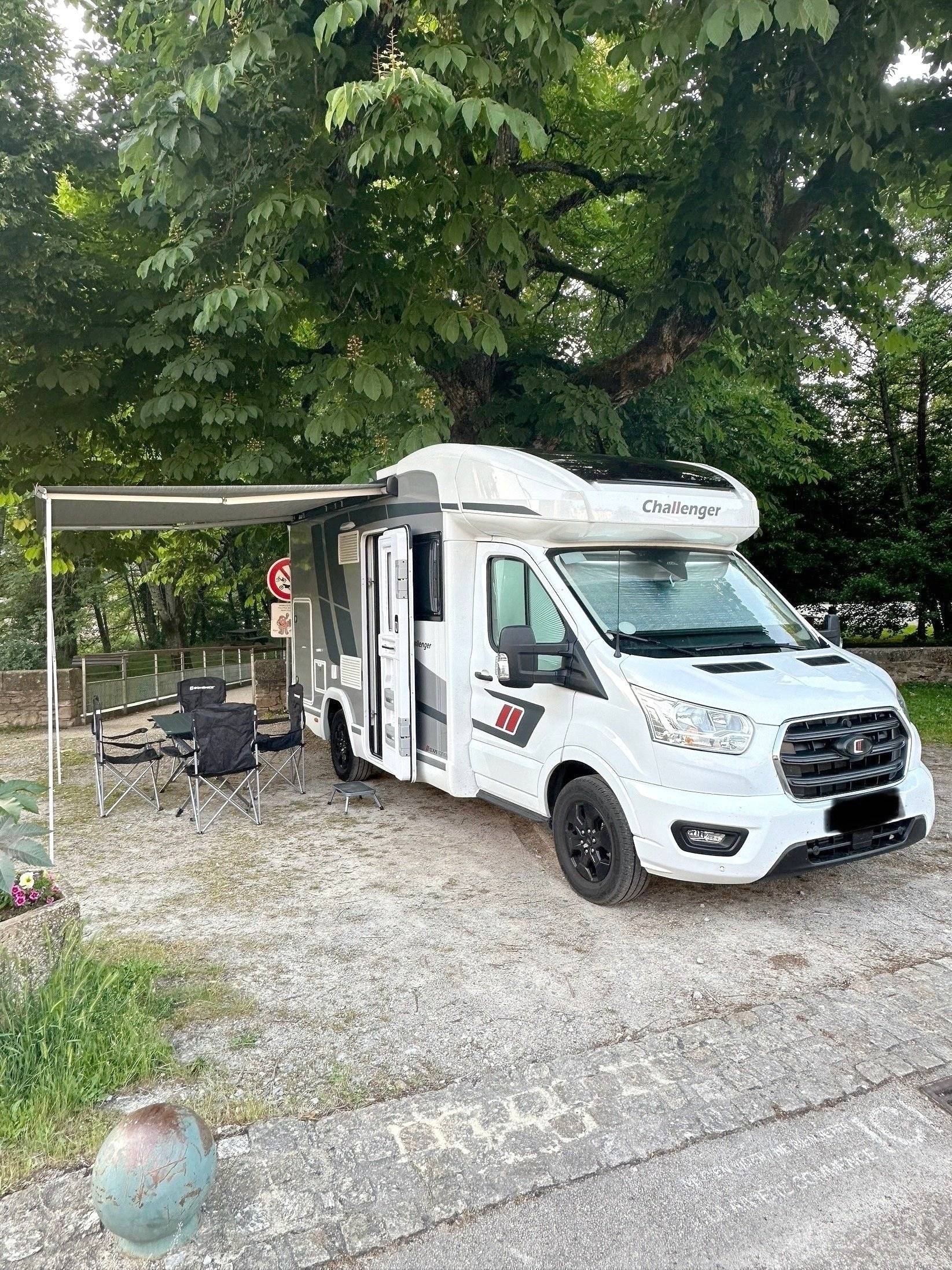 schräge Vorderansicht Ford Transit 2,0 l 170 ch AUTOMATIC - Yescapa