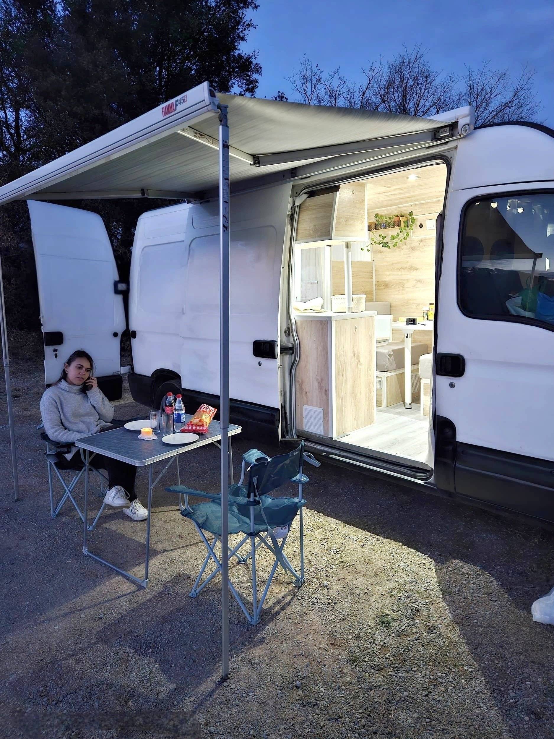 Front view from 3/4 Renault Master - Yescapa