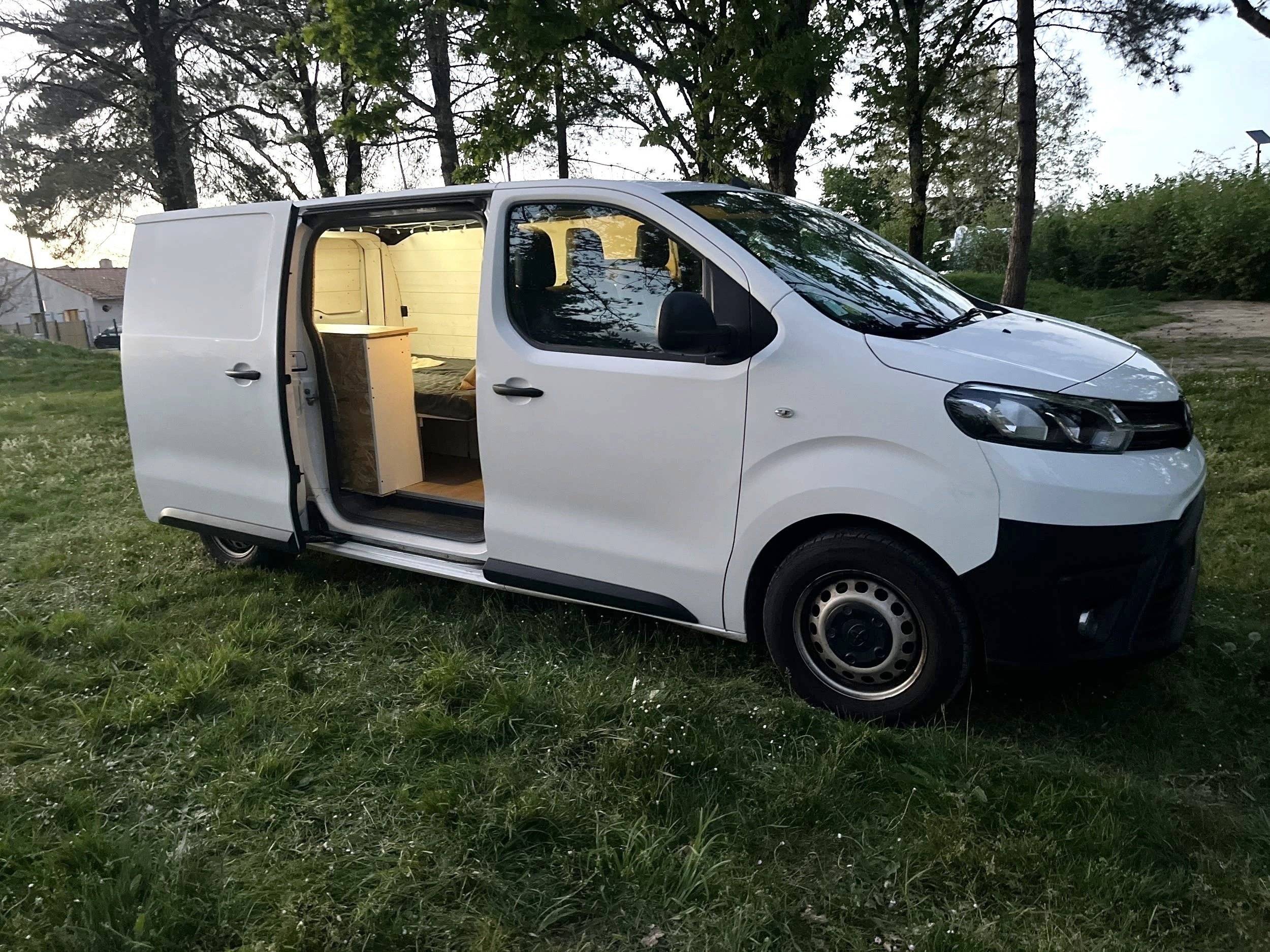 Vista del vehicle angle davanter Toyota PROACE - Yescapa