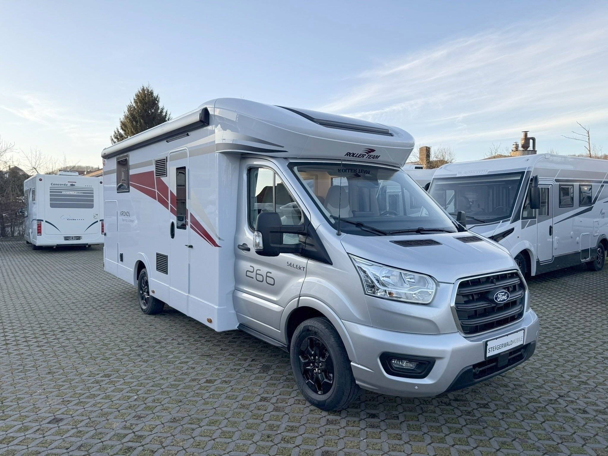 Front view from 3/4 Ford FORD Transit 2,0 TDCI 170 CV - Euro 6 - Yescapa