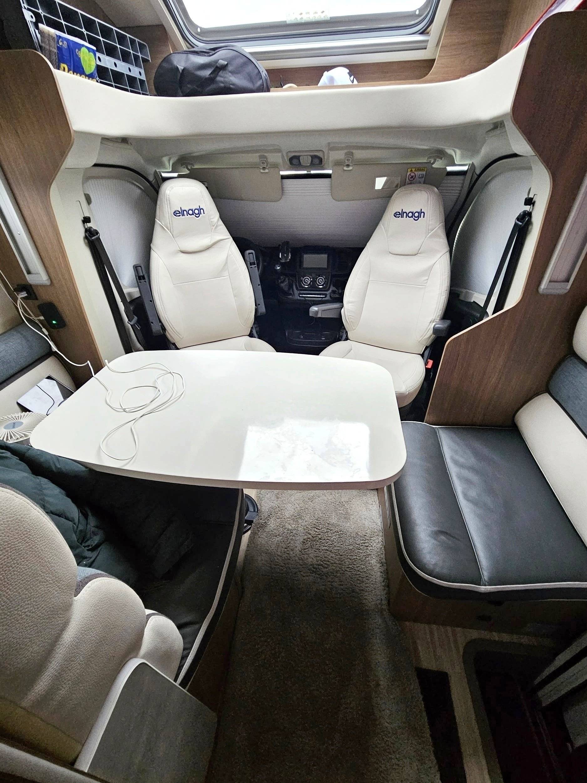 Área de jantar Fiat Ducato 2,2 l Multijet 130 ch. - Yescapa