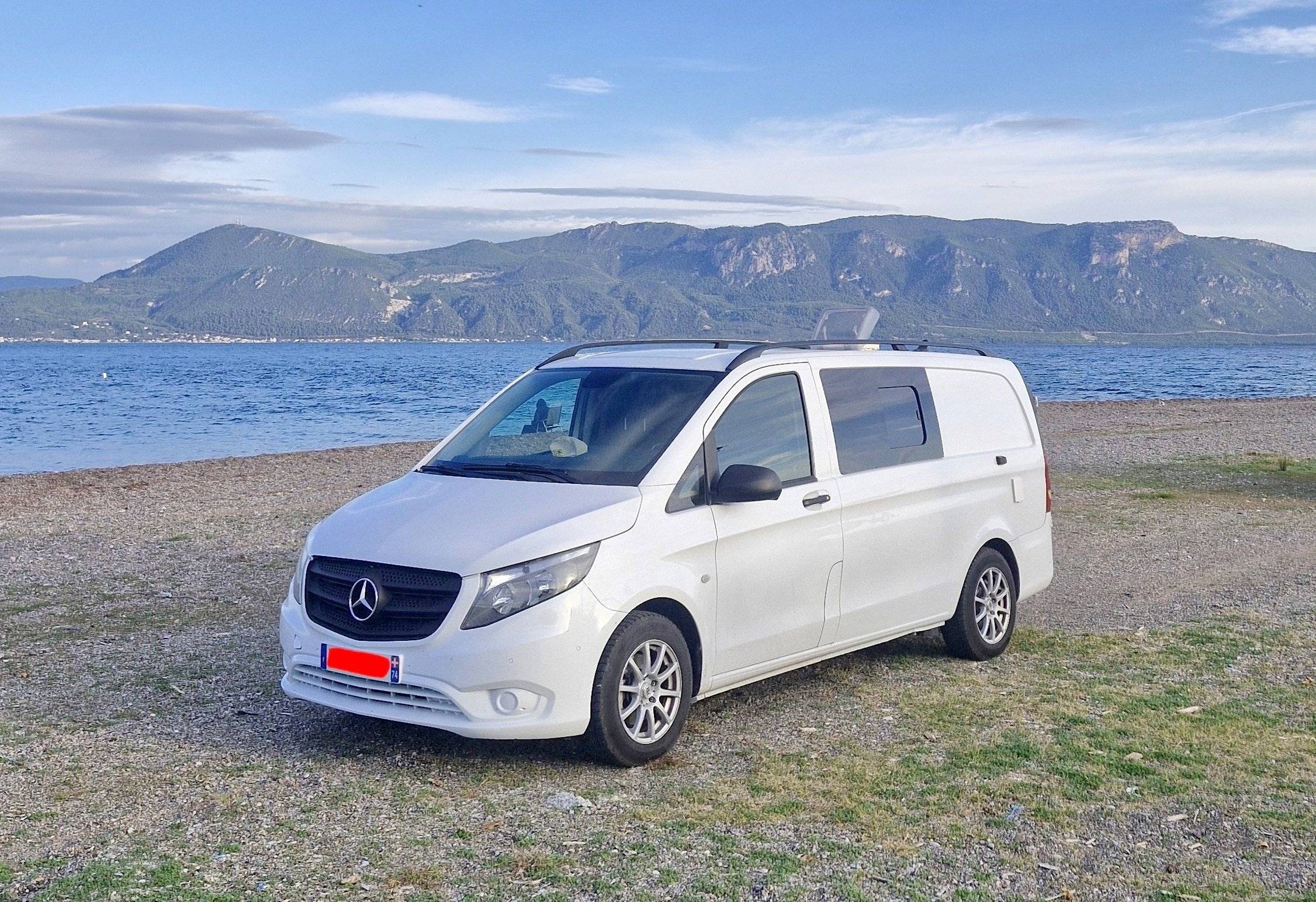 schräge Vorderansicht Mercedes 1,6 l 114 ch - Yescapa