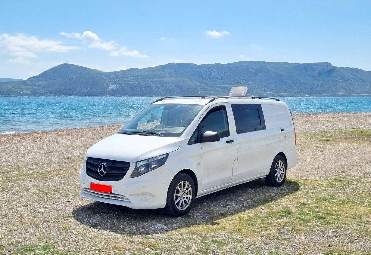 schräge Vorderansicht Mercedes 1,6 l 114 ch - Yescapa