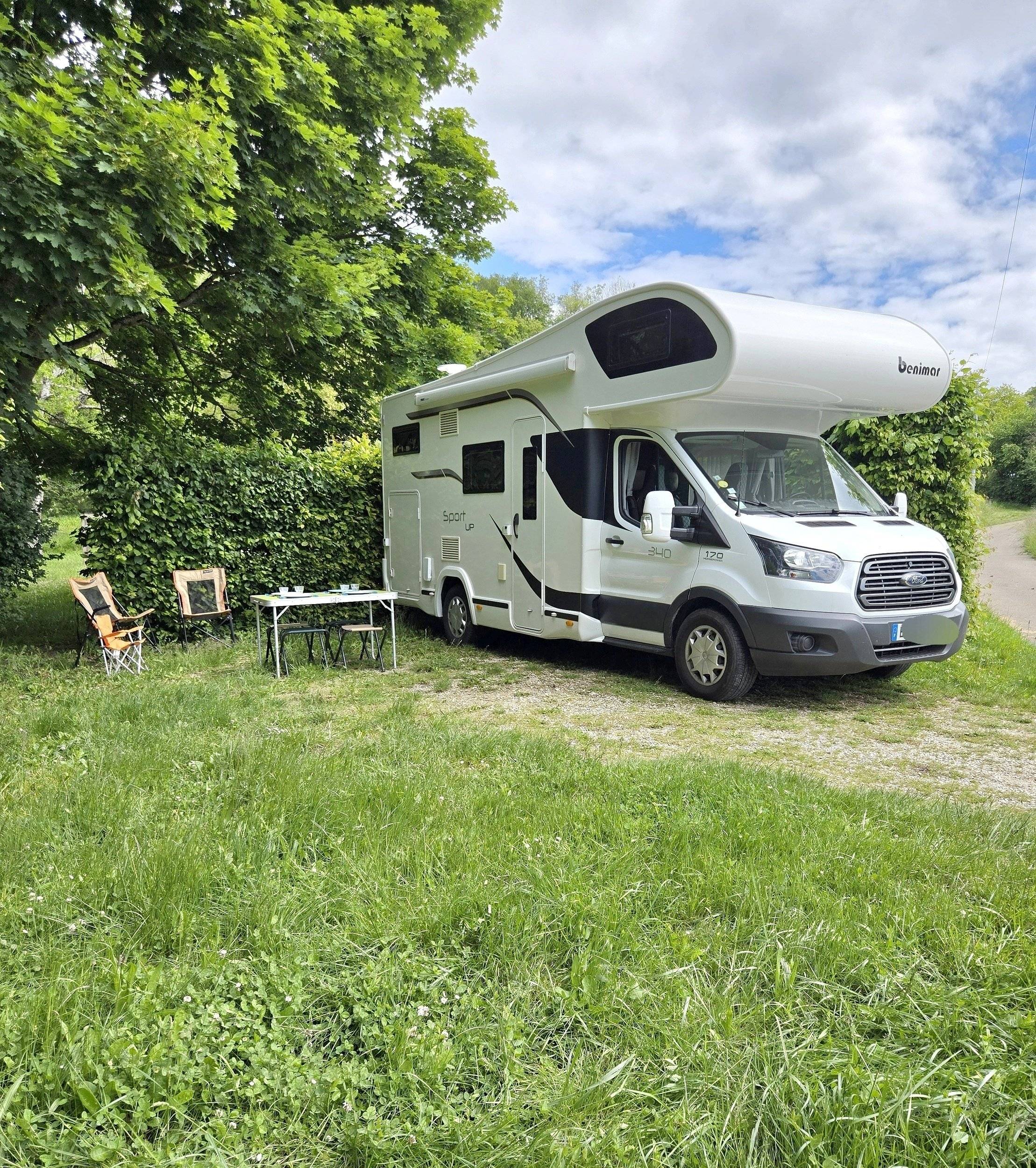 Vista de 3/4 Ford transit 170 - Yescapa