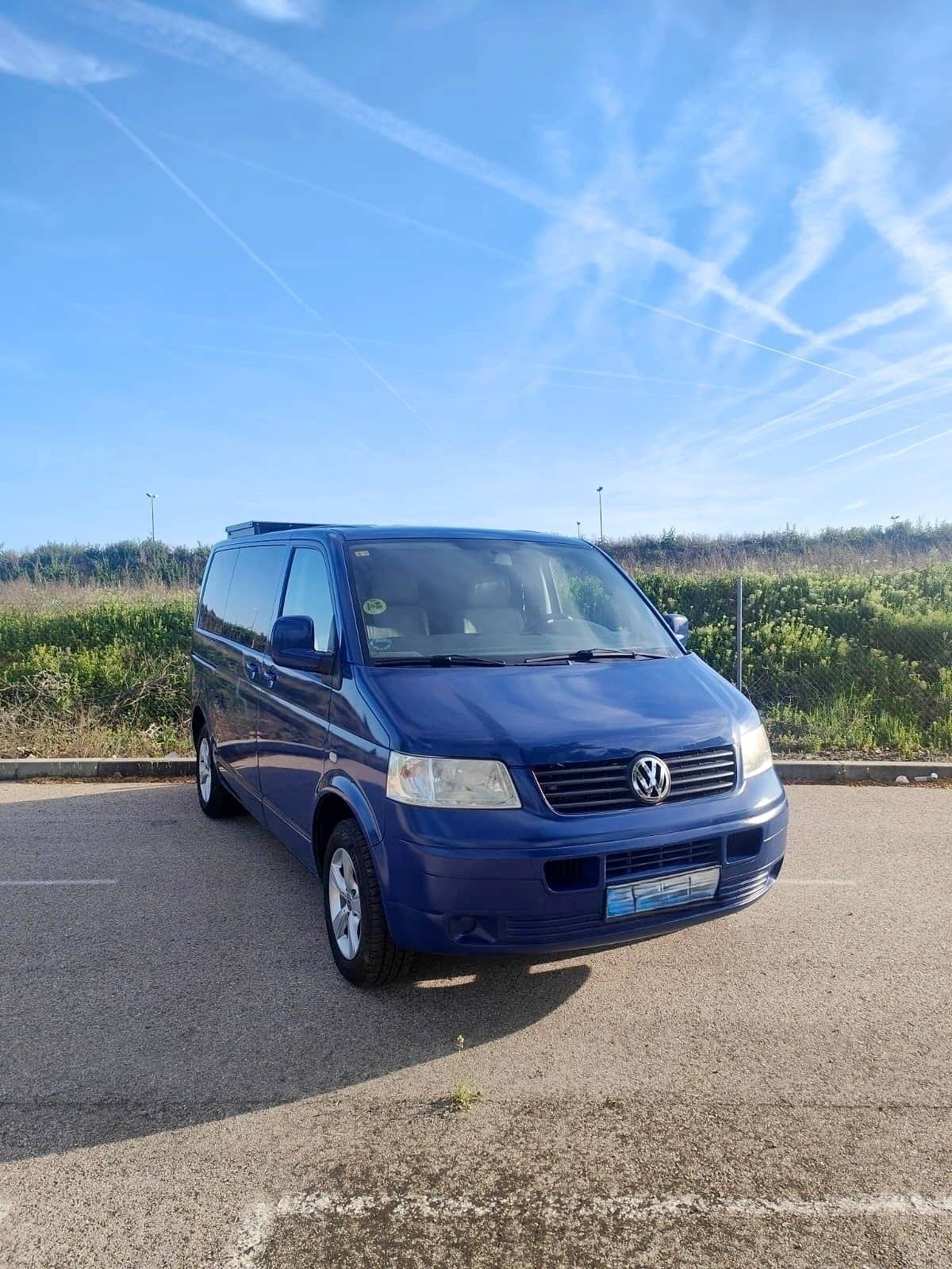 Front view from 3/4 Volkswagen T5 1,9 l 102 ch - Yescapa