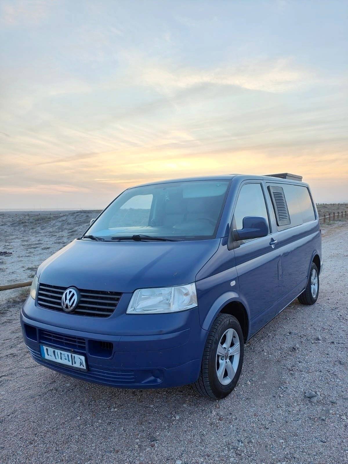 Front view from 3/4 Volkswagen T5 1,9 l 102 ch - Yescapa