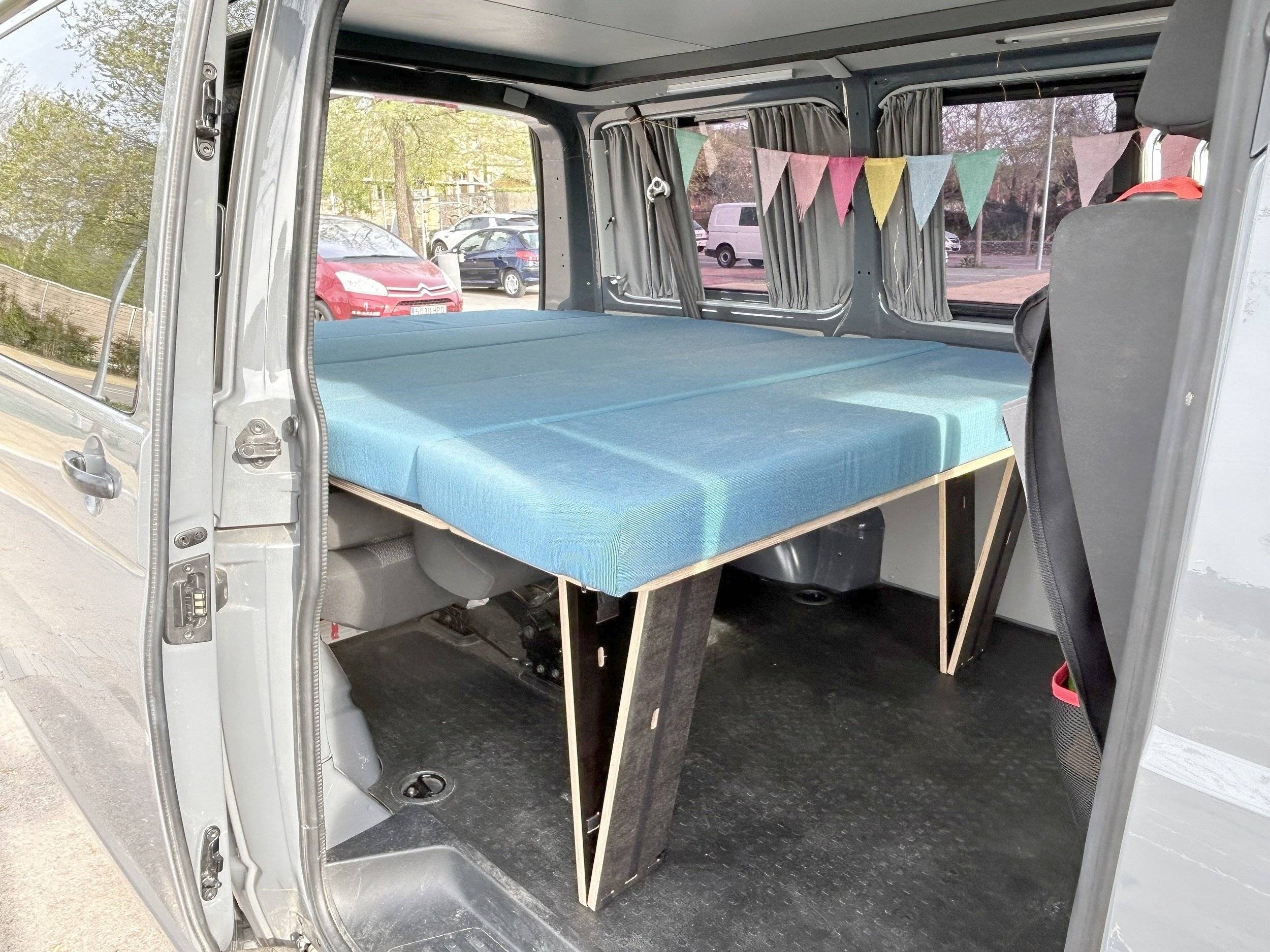 Couchages Volkswagen Transporter T6 Kombi KR TDI - Yescapa
