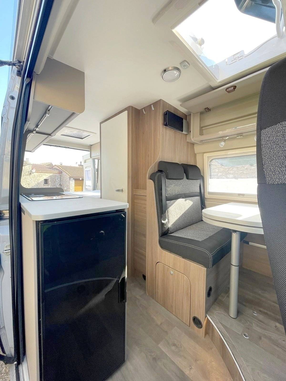 Dining Area Fiat Ducato 2,2 l Multijet 130 ch. - Yescapa