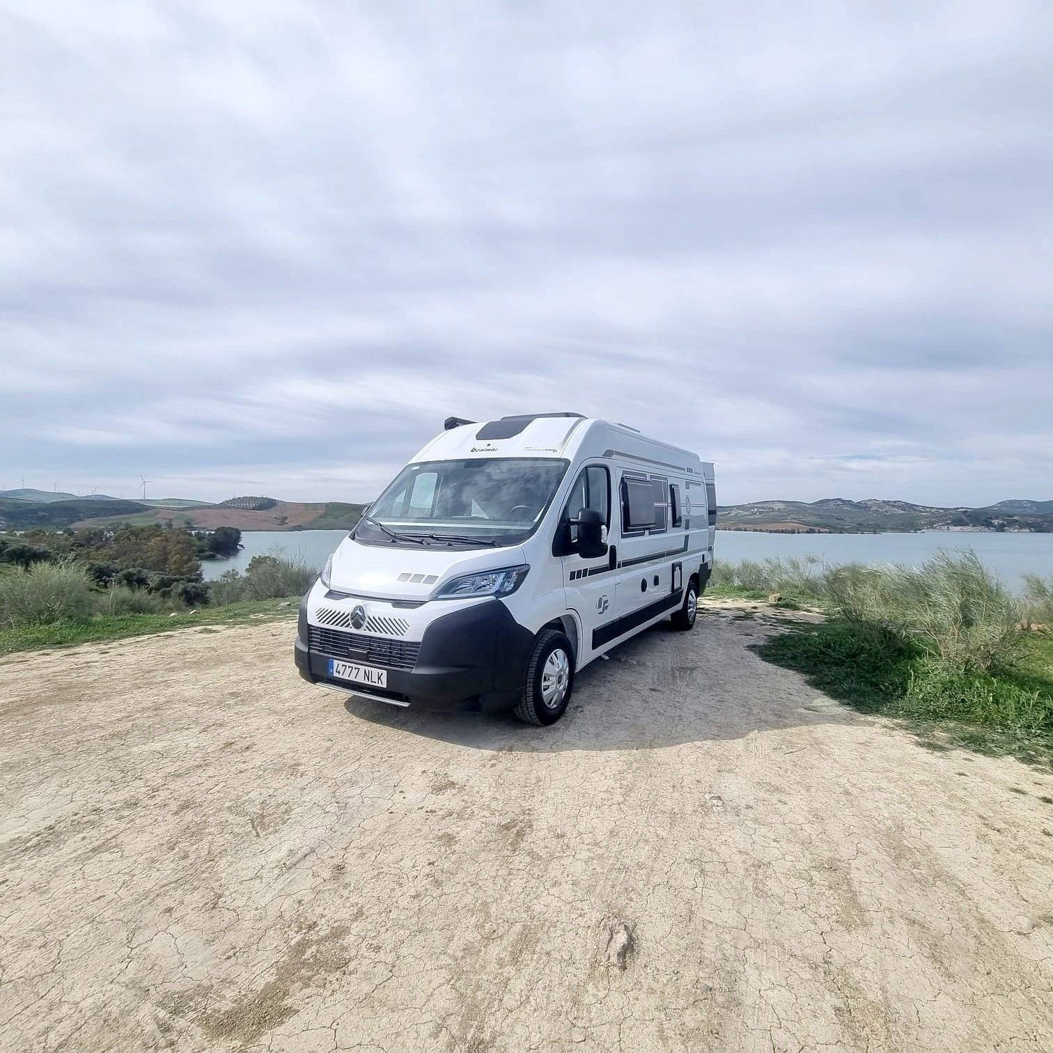 Vue avant de 3/4 Citroën Jumper 2,2 l 140 ch - Yescapa