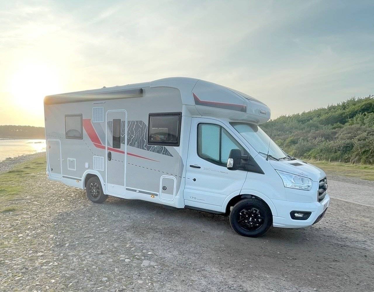 Vista del vehículo ángulo delantero Ford Transit 2,0 l 170 ch - Yescapa