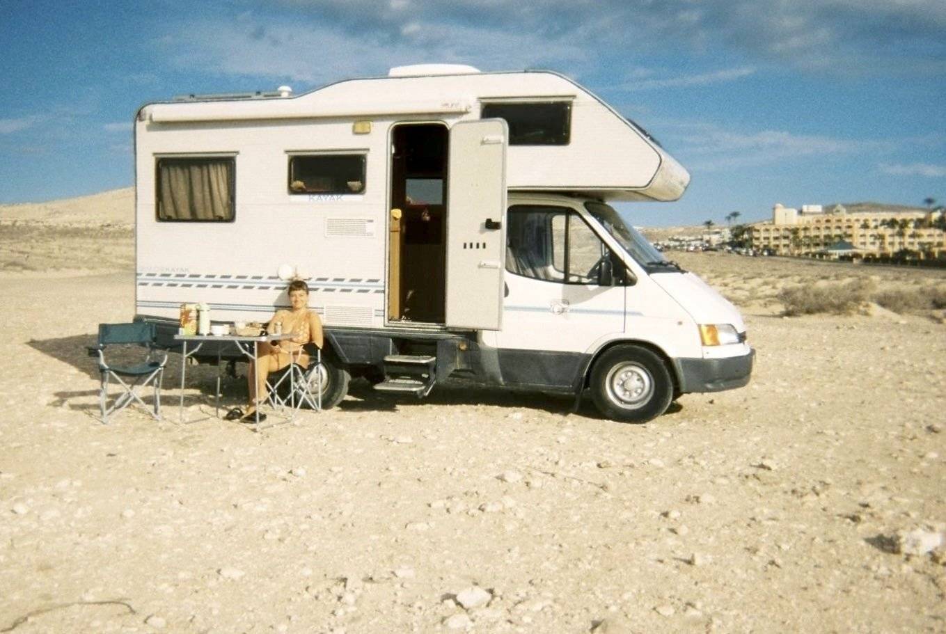 Vista frontale a ¾ Ford Transit 2,5 | 120 ch. - Yescapa