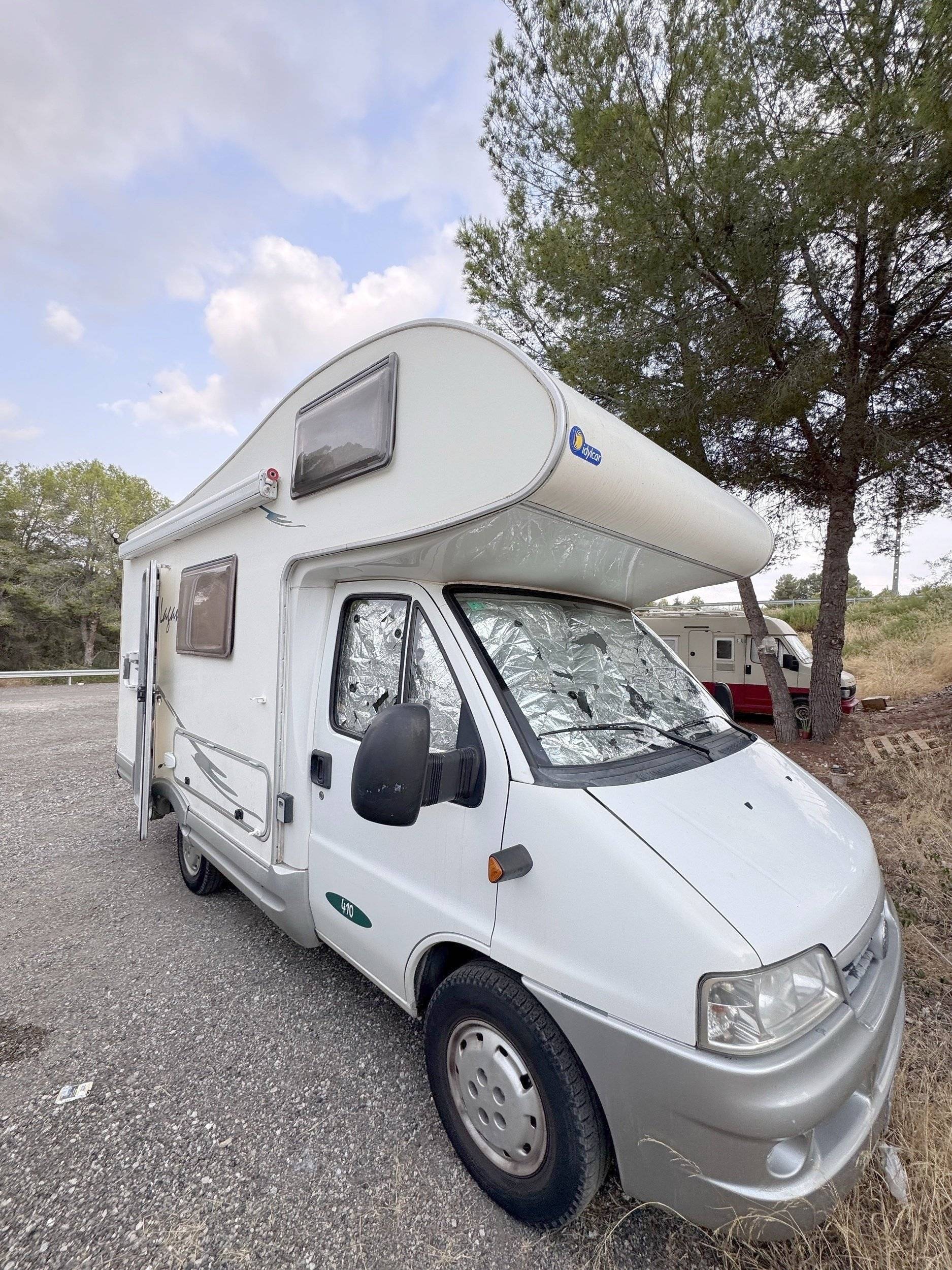 Vue avant de 3/4 Fiat - Yescapa