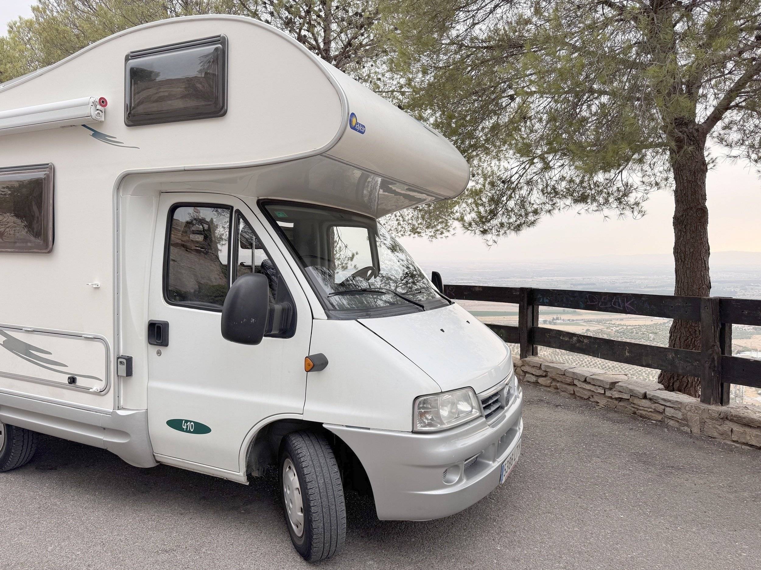 schräge Vorderansicht Fiat - Yescapa
