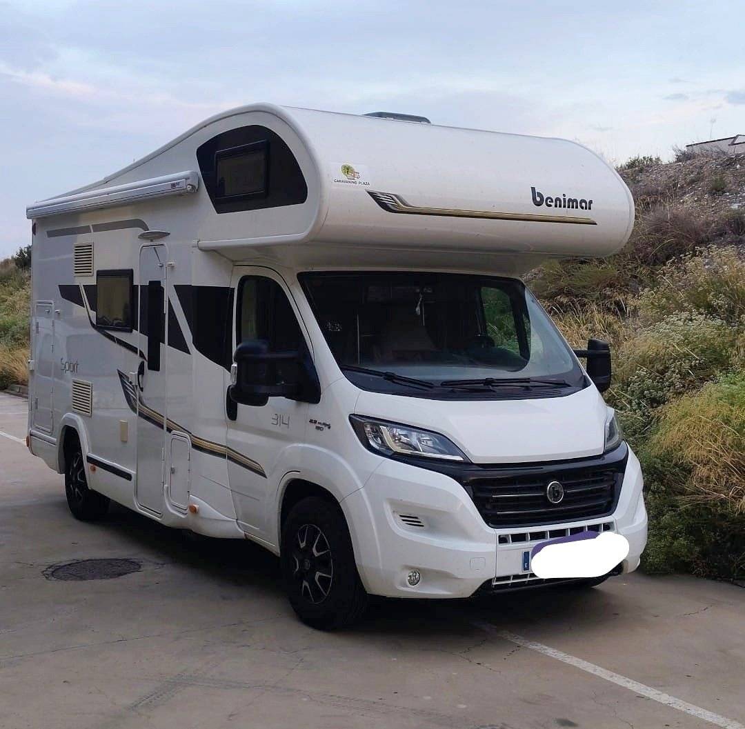Vue avant de 3/4 Fiat Fiat Multijet 2   2,3 L   150 CV - Yescapa