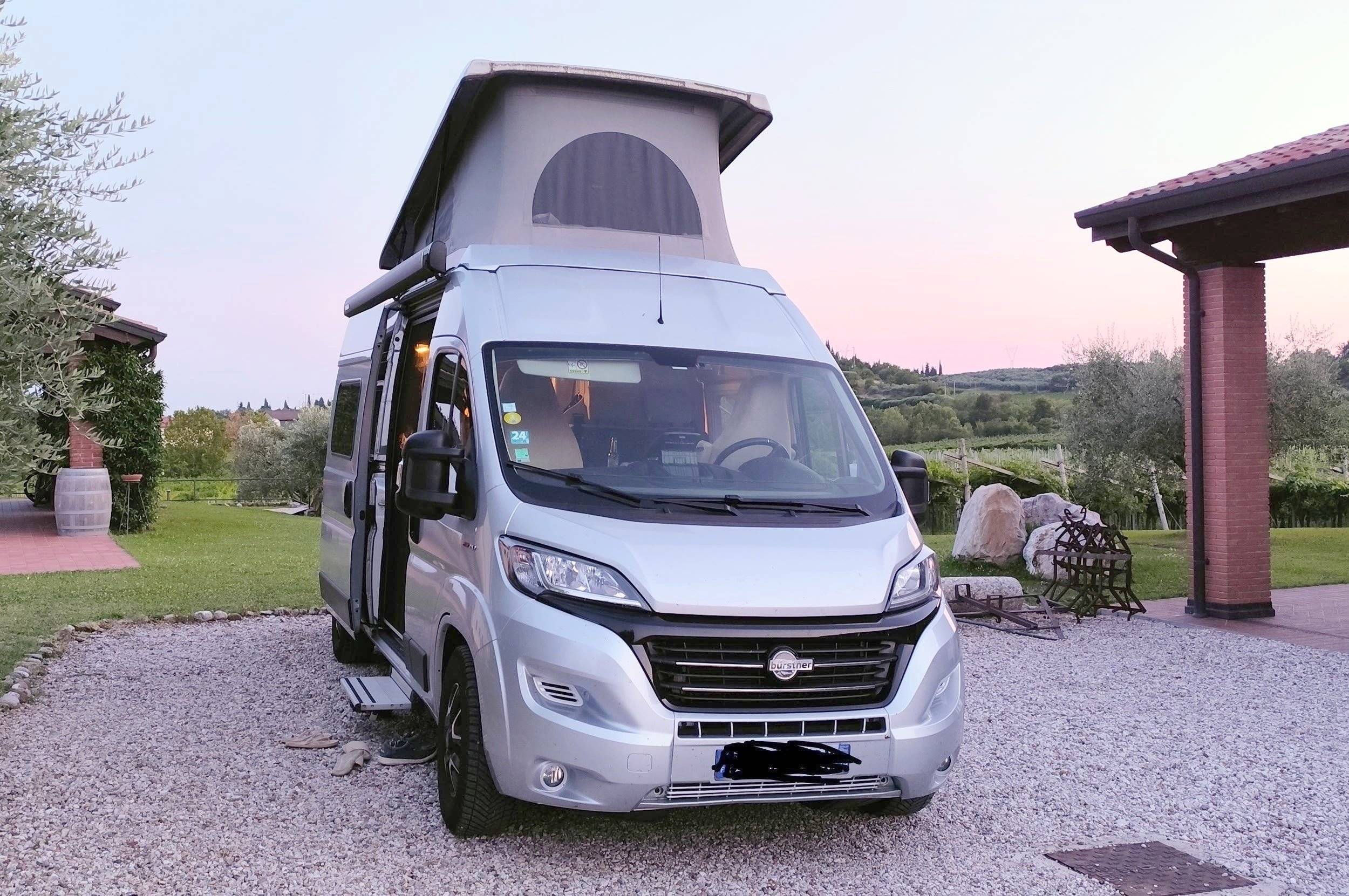 Vista del vehicle angle davanter Fiat Ducato 2,3 l 140 CV - Yescapa