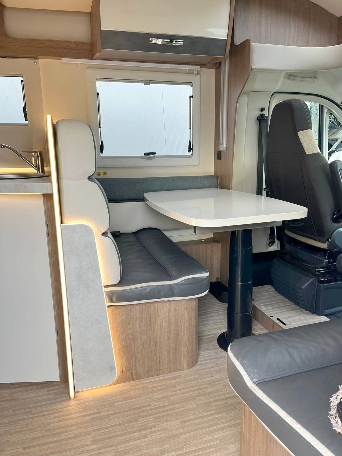 Área de jantar Peugeot Boxer - Yescapa