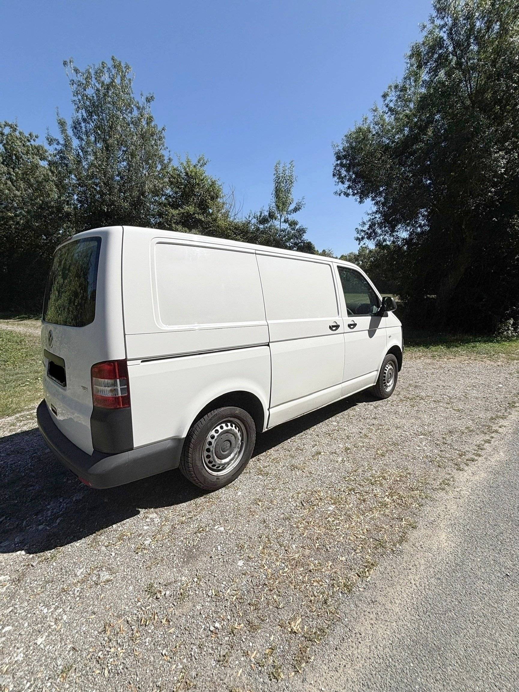 Front view from 3/4 Volkswagen Volkswagen Transporter T5 - Yescapa