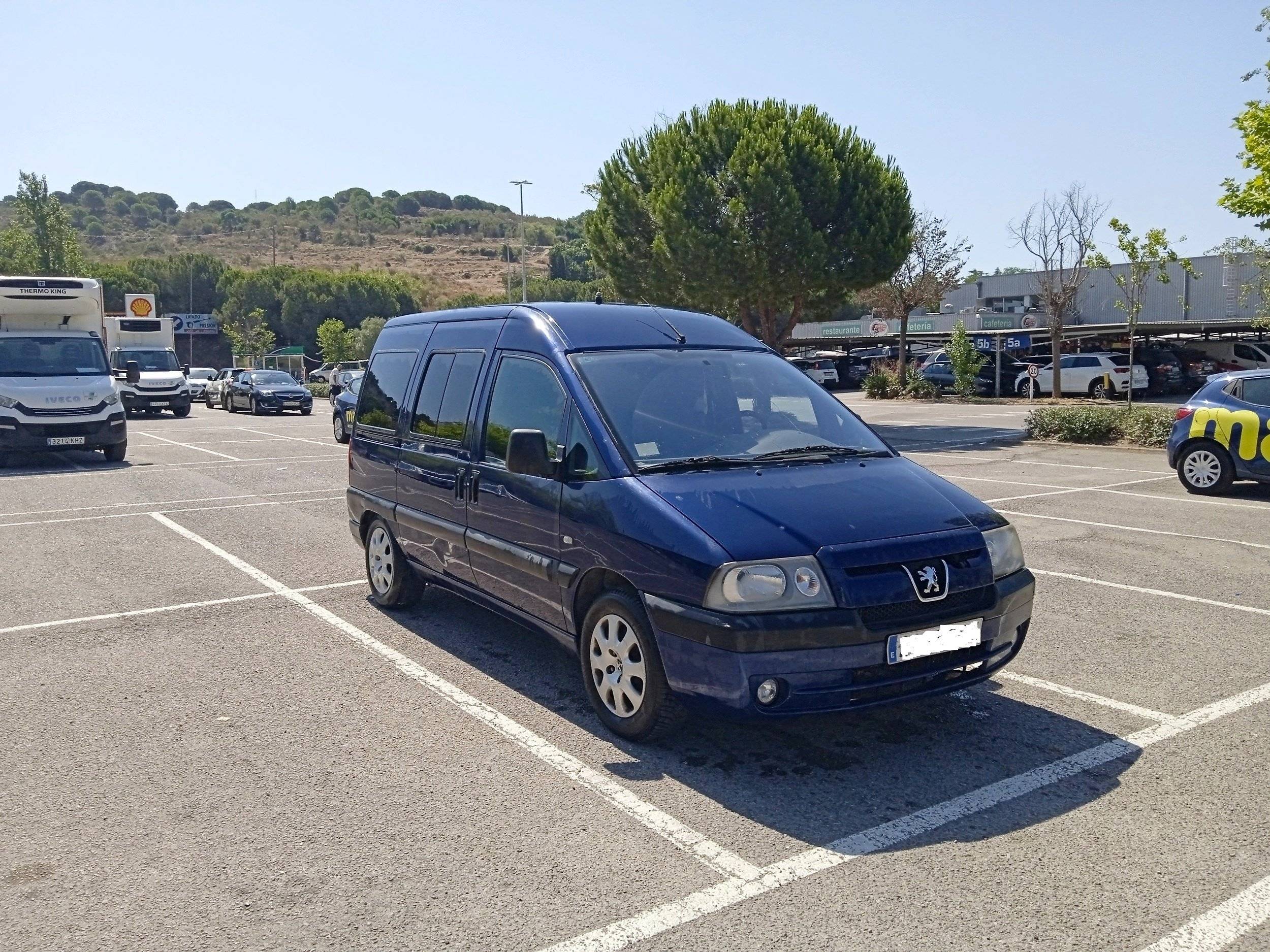 Front view from 3/4 Peugeot  2.0 hdi 110 - Yescapa