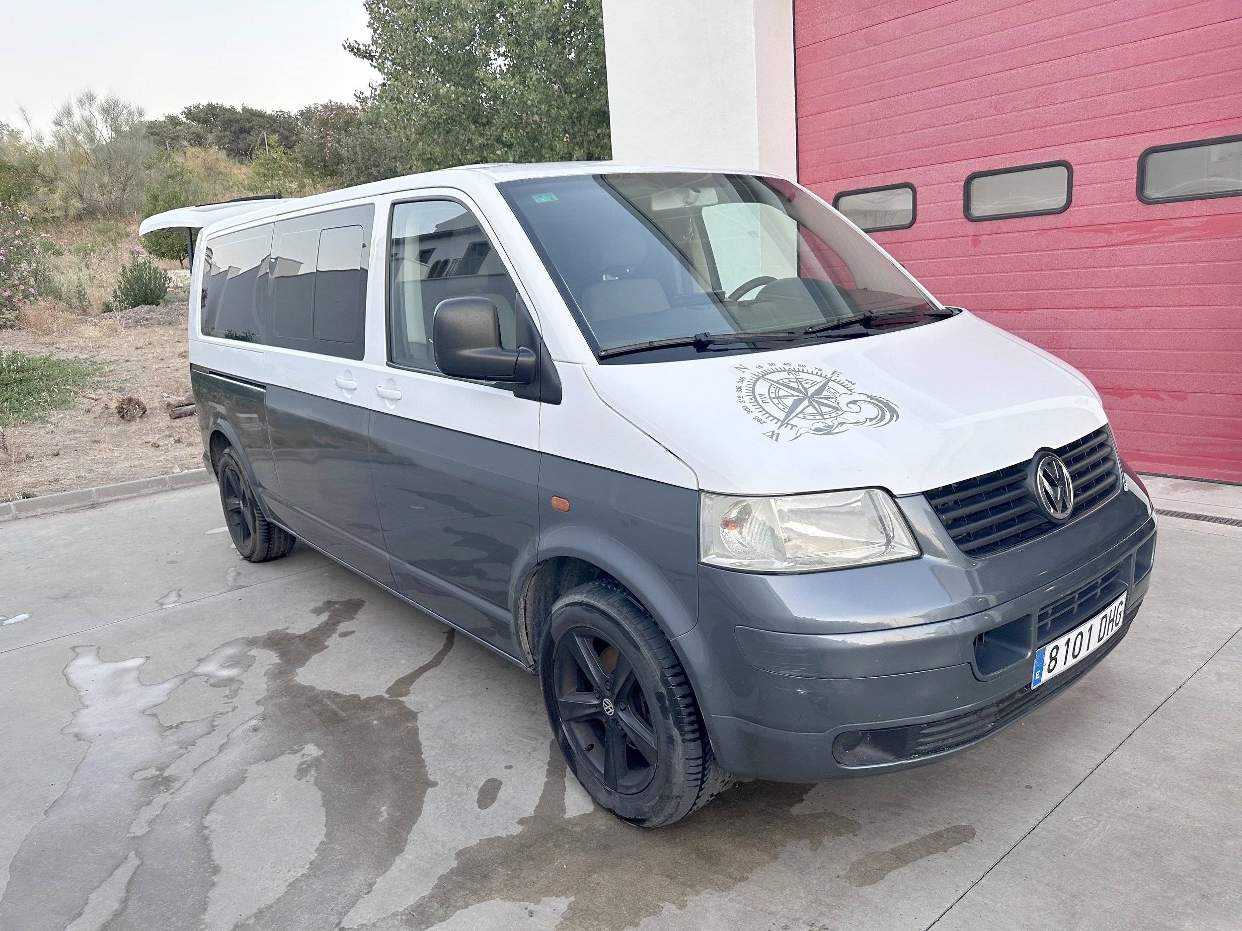 Vista del vehículo ángulo delantero Volkswagen T5 2,5l 174 ch - Yescapa