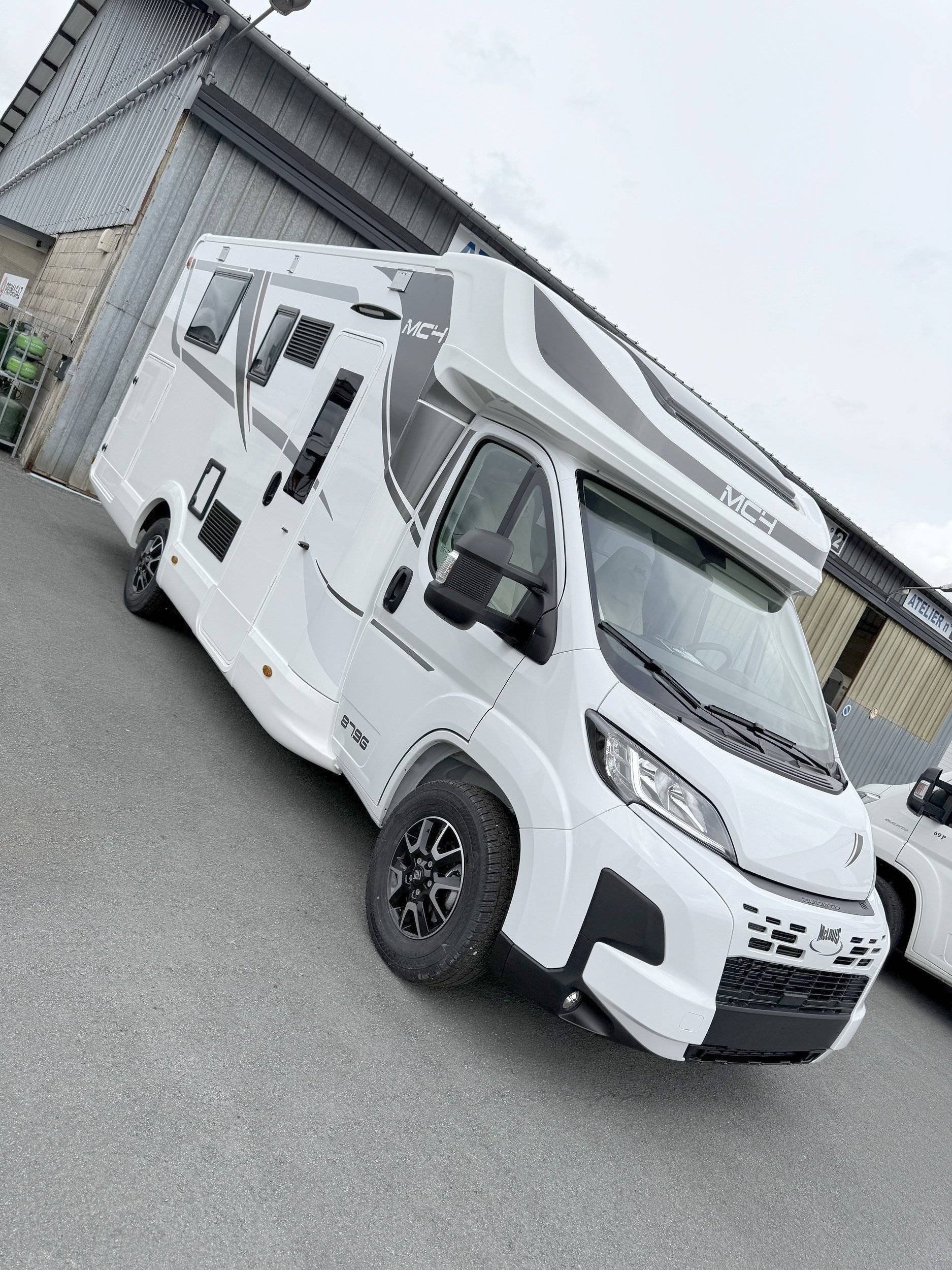 Vue avant de 3/4 Fiat - Yescapa