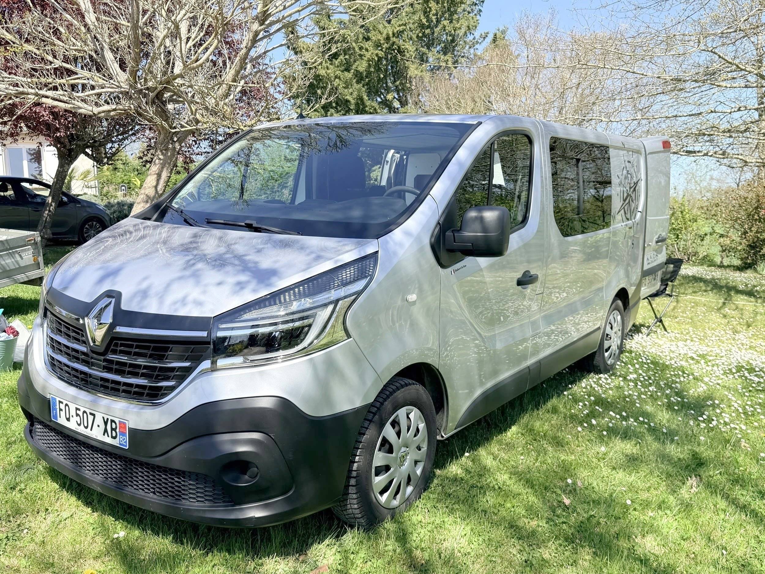schräge Vorderansicht Renault Trafic 2,0 l 145cc - Yescapa