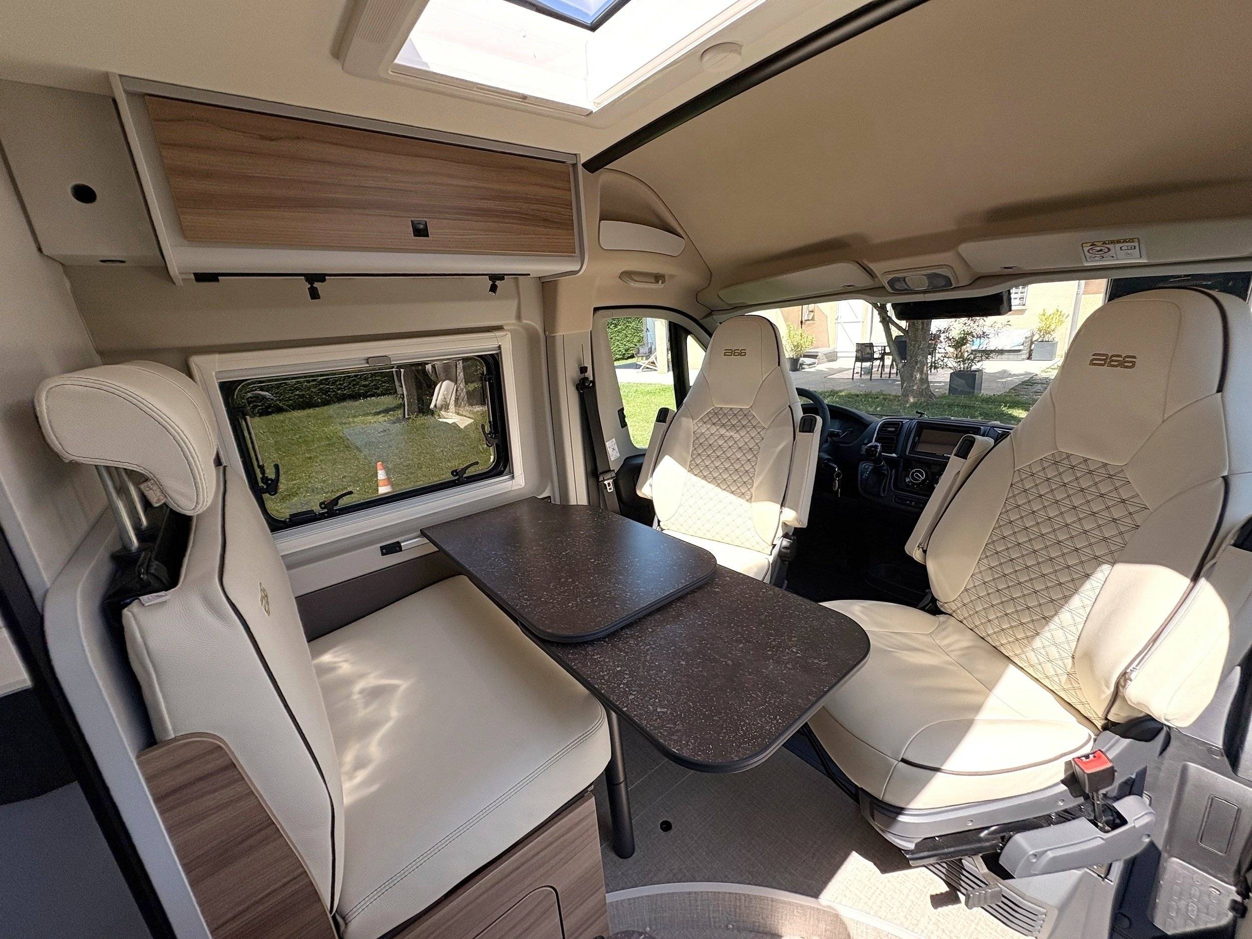 Dining Area Fiat Ducato 2,0 l 130 ch - Yescapa