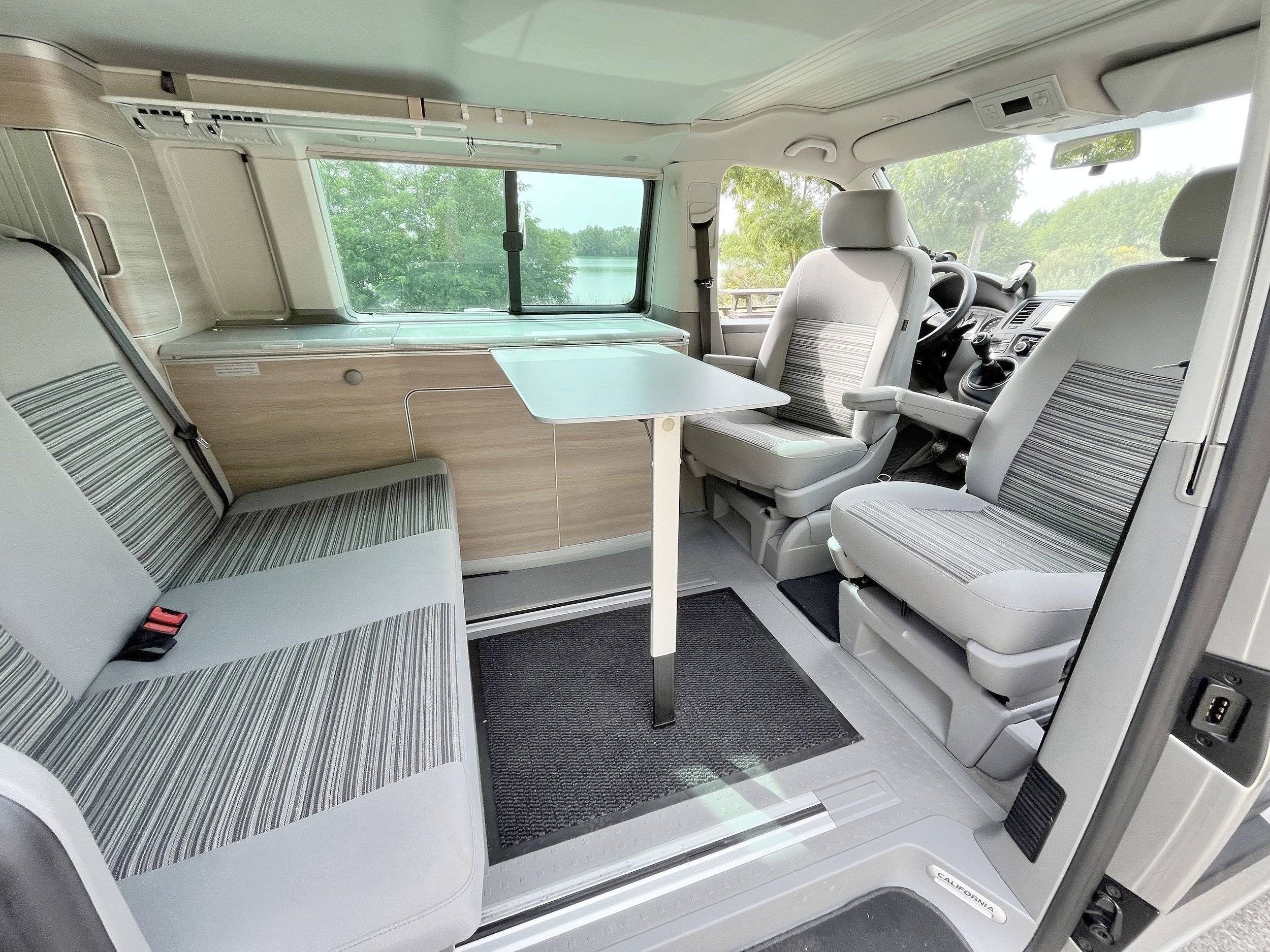 Área de jantar Volkswagen T5 2 l 140 ch - Yescapa