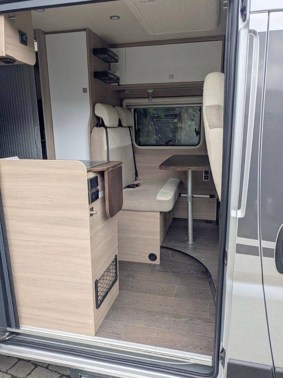 Dining Area Fiat Ducato 2,3 l Multijet 130 ch. - Yescapa