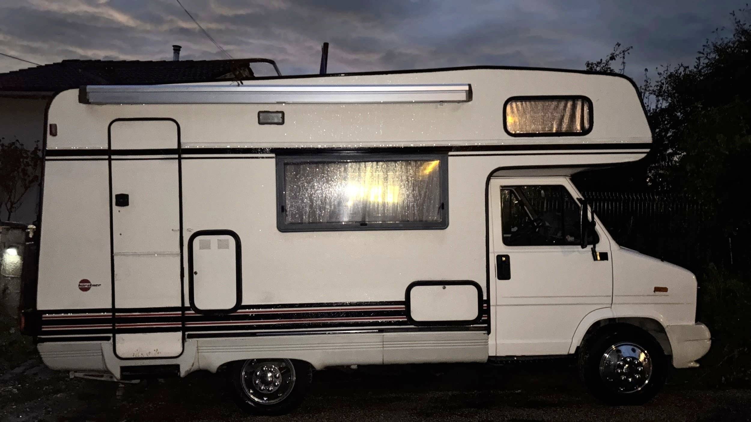 schräge Vorderansicht Peugeot Peugeot J5 - Yescapa