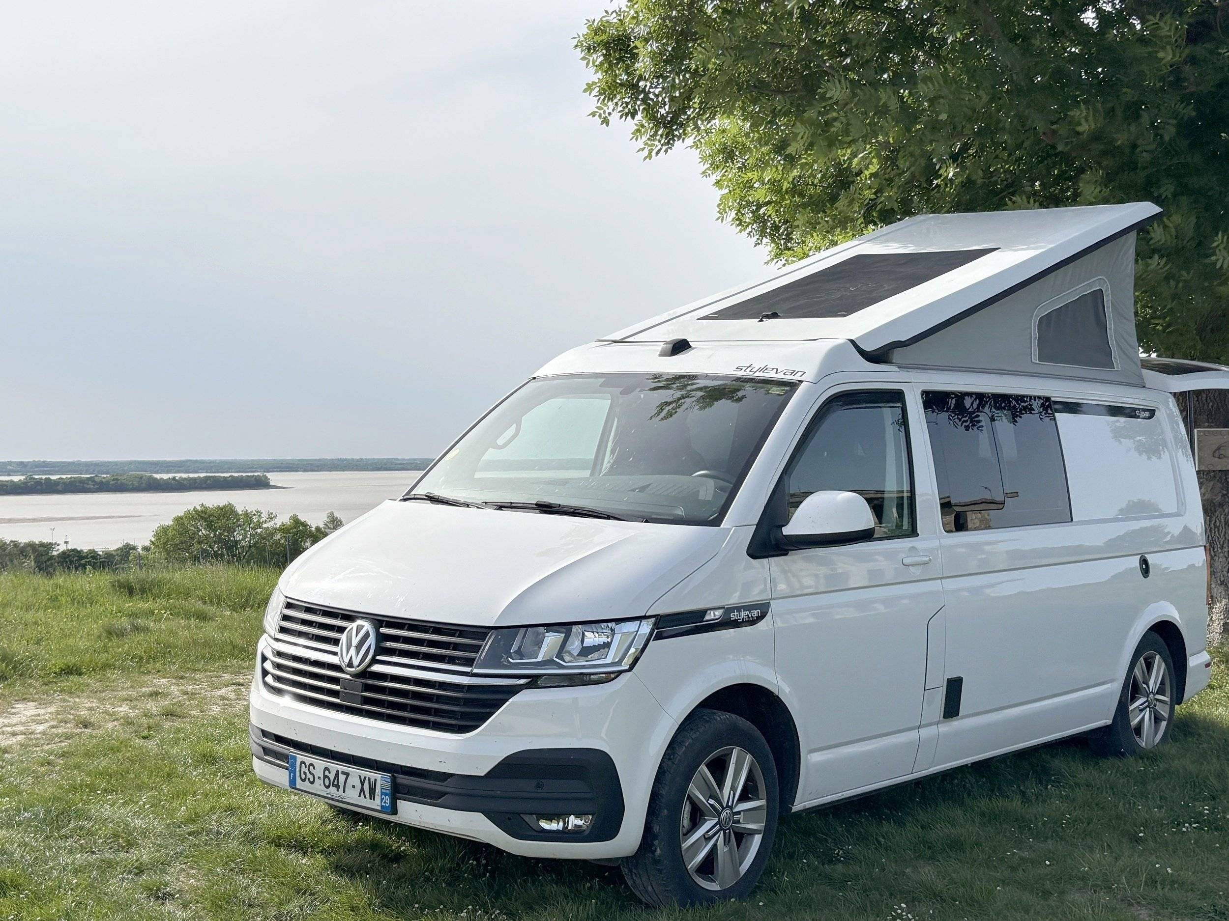 Vista de 3/4 Volkswagen T6.1 - Yescapa