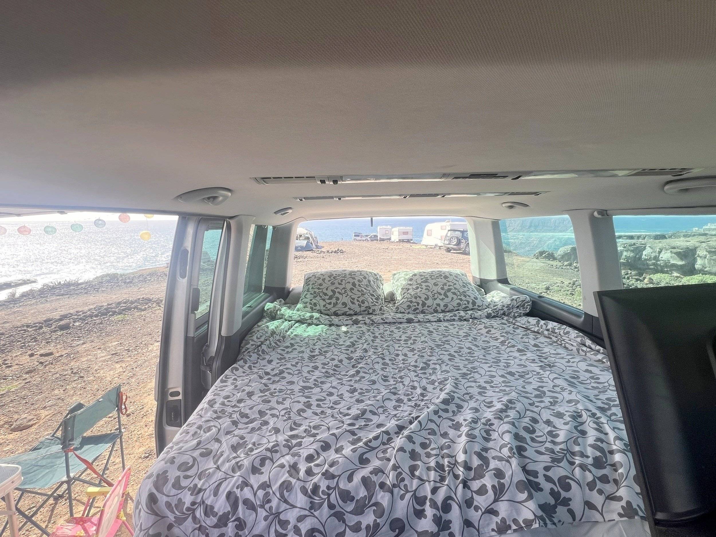 schräge Vorderansicht Volkswagen T5 2,5 l 130 ch - Yescapa