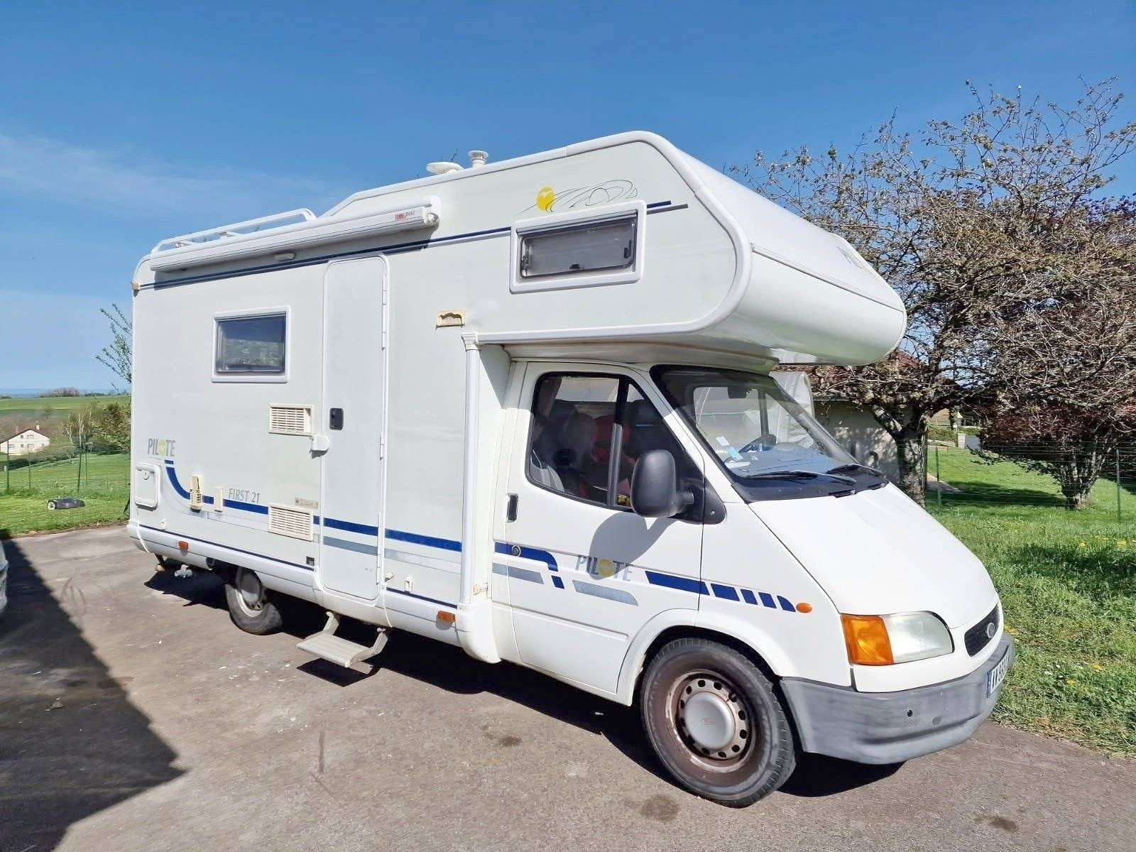 Front view from 3/4 Ford Transit 2,5 td - Yescapa