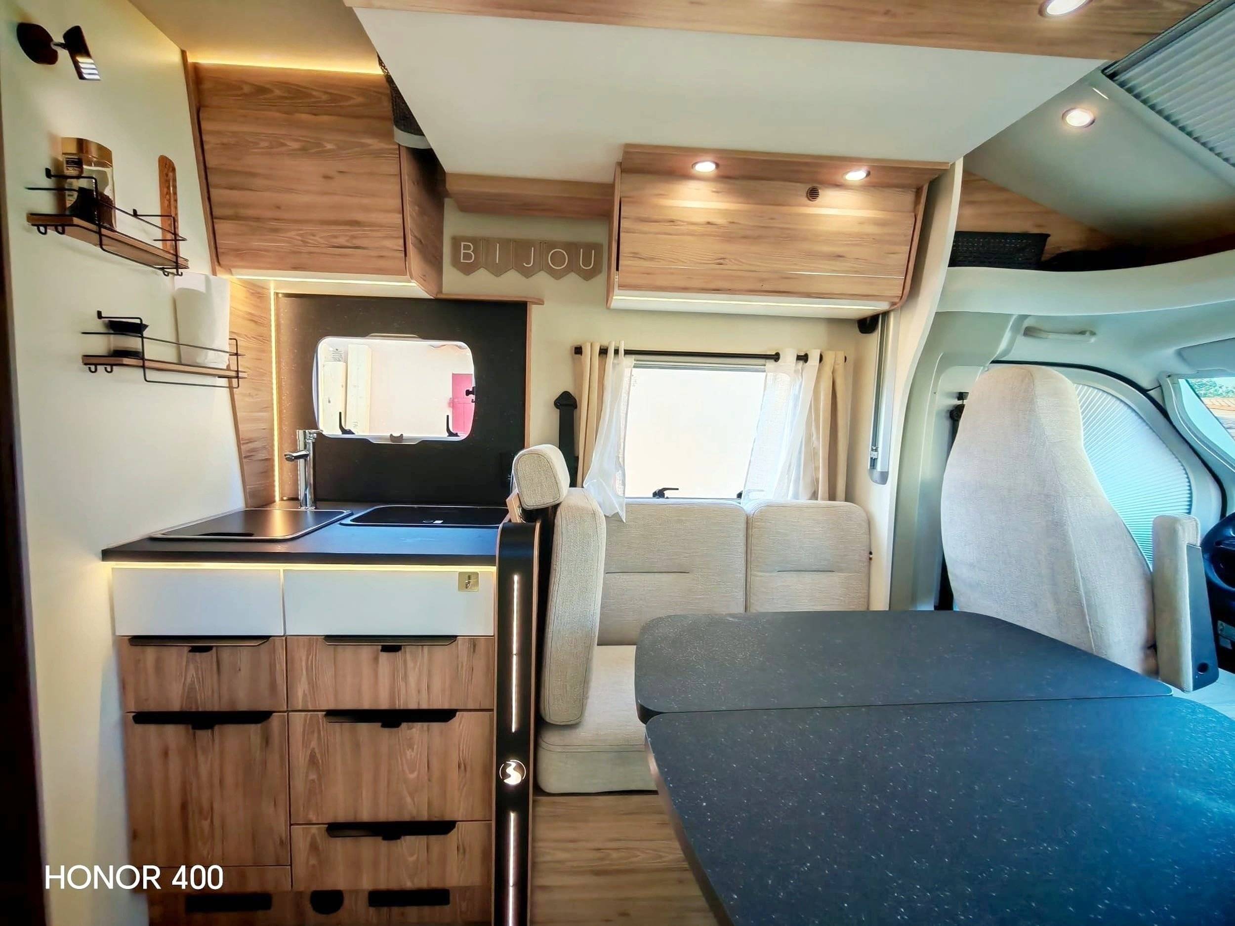 Área de jantar Fiat Ducato 2,2 140ch - Yescapa
