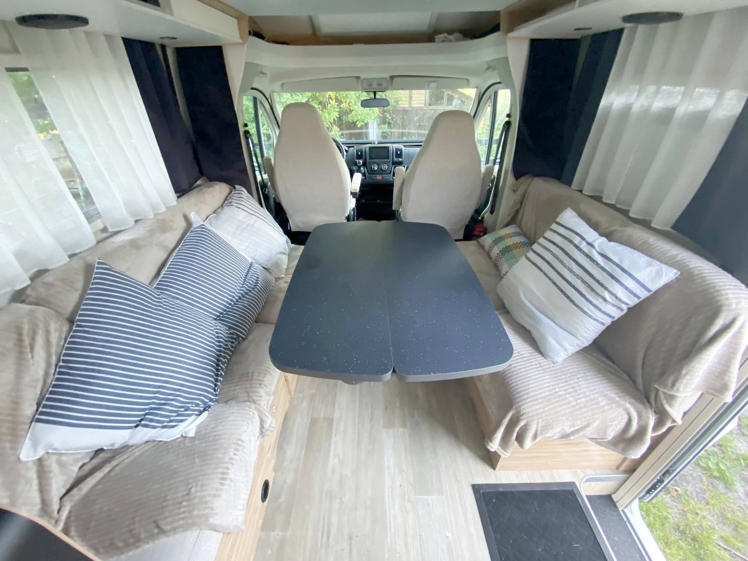 Área de jantar Citroën 2.2L 140CV - Yescapa