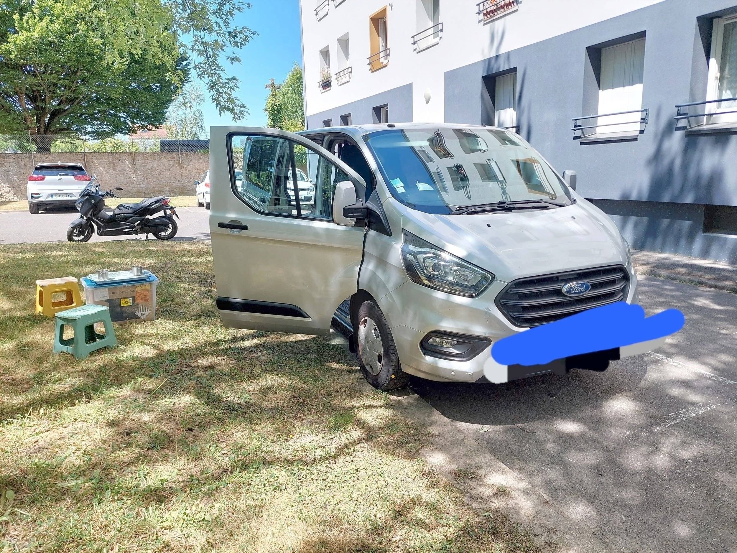 Vue avant de 3/4 Ford Custom 2,0 l 130 ch - Yescapa