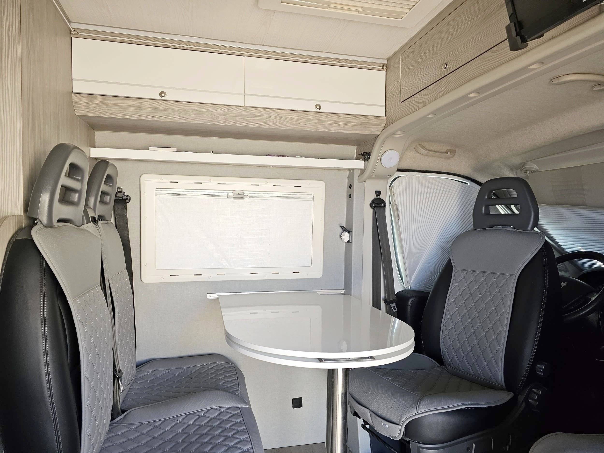 Coin repas Peugeot Boxer 2,2 l 130 ch - Yescapa