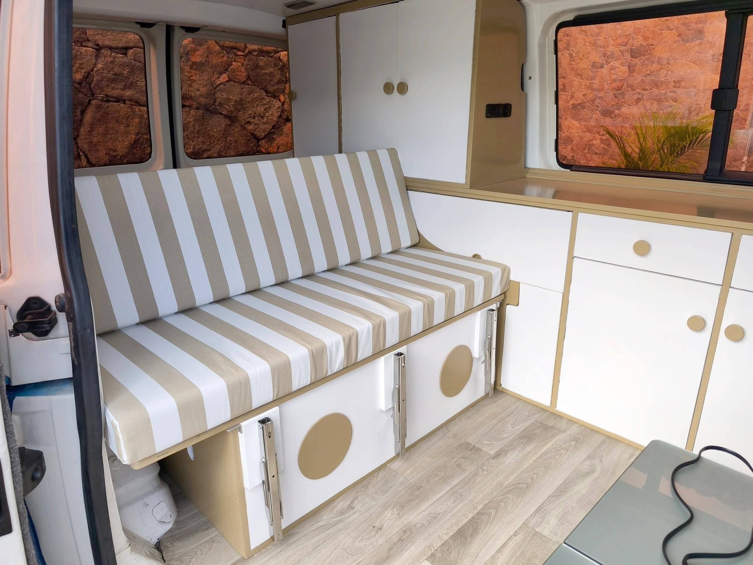 Dining Area Volkswagen T5 1,9 l 102 ch - Yescapa