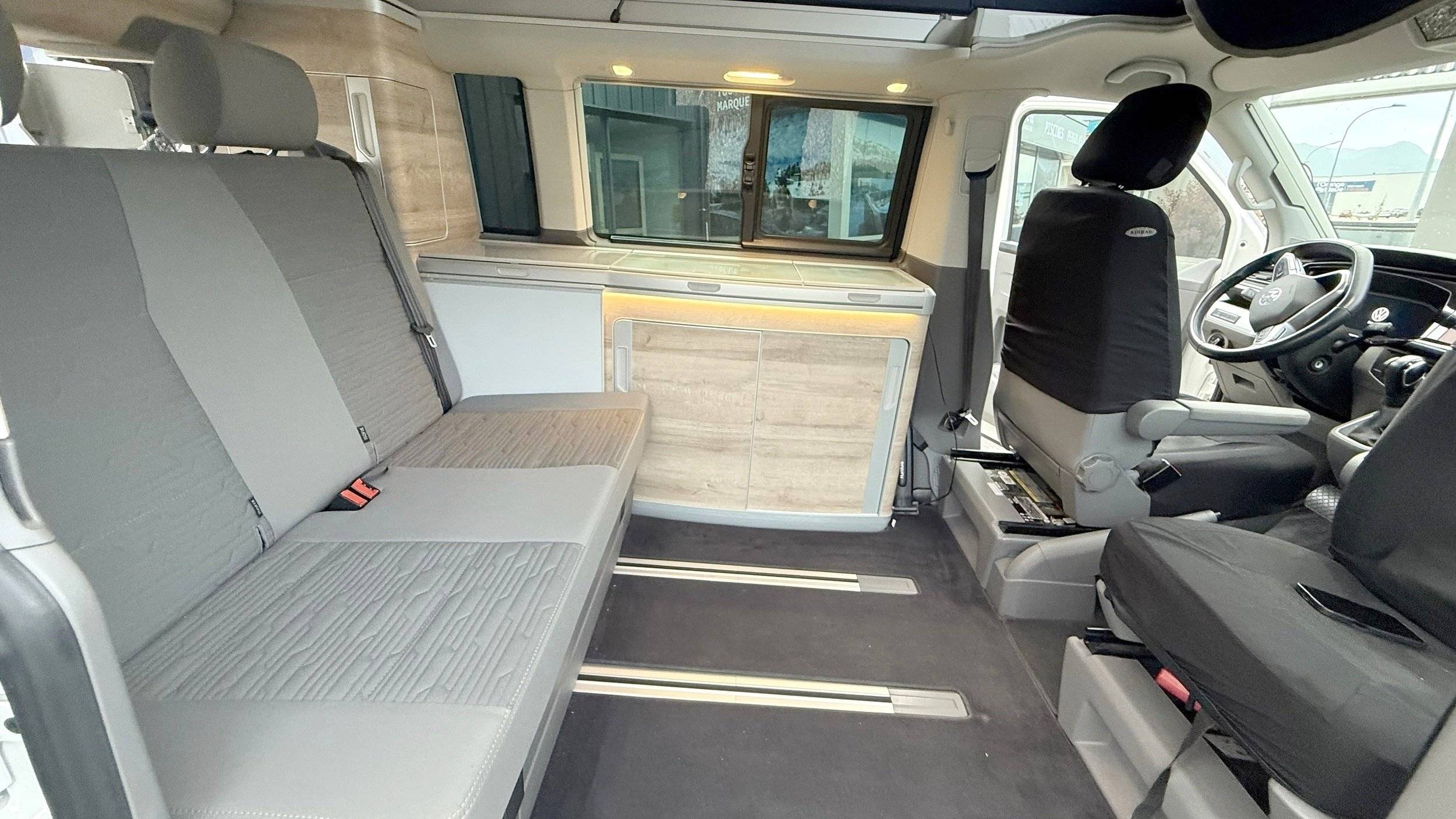 Área de jantar Volkswagen T6 2 l TDI 150 ch - Yescapa