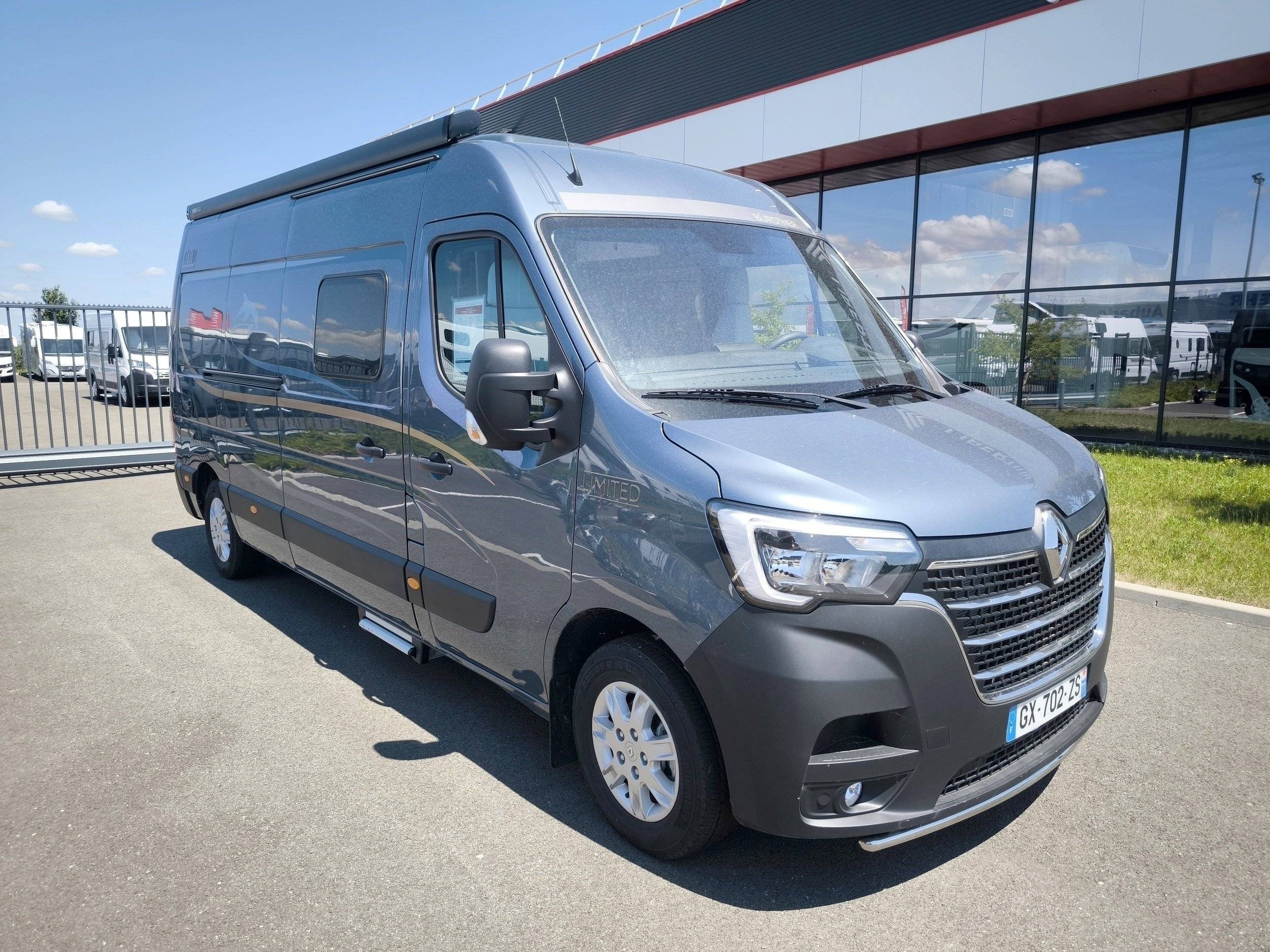 Front view from 3/4 Renault Renault master 2,3l 145 cv - Yescapa