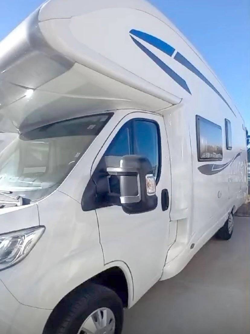 Front view from 3/4 Citroën Jumper 2,2 l 130 ch - Yescapa