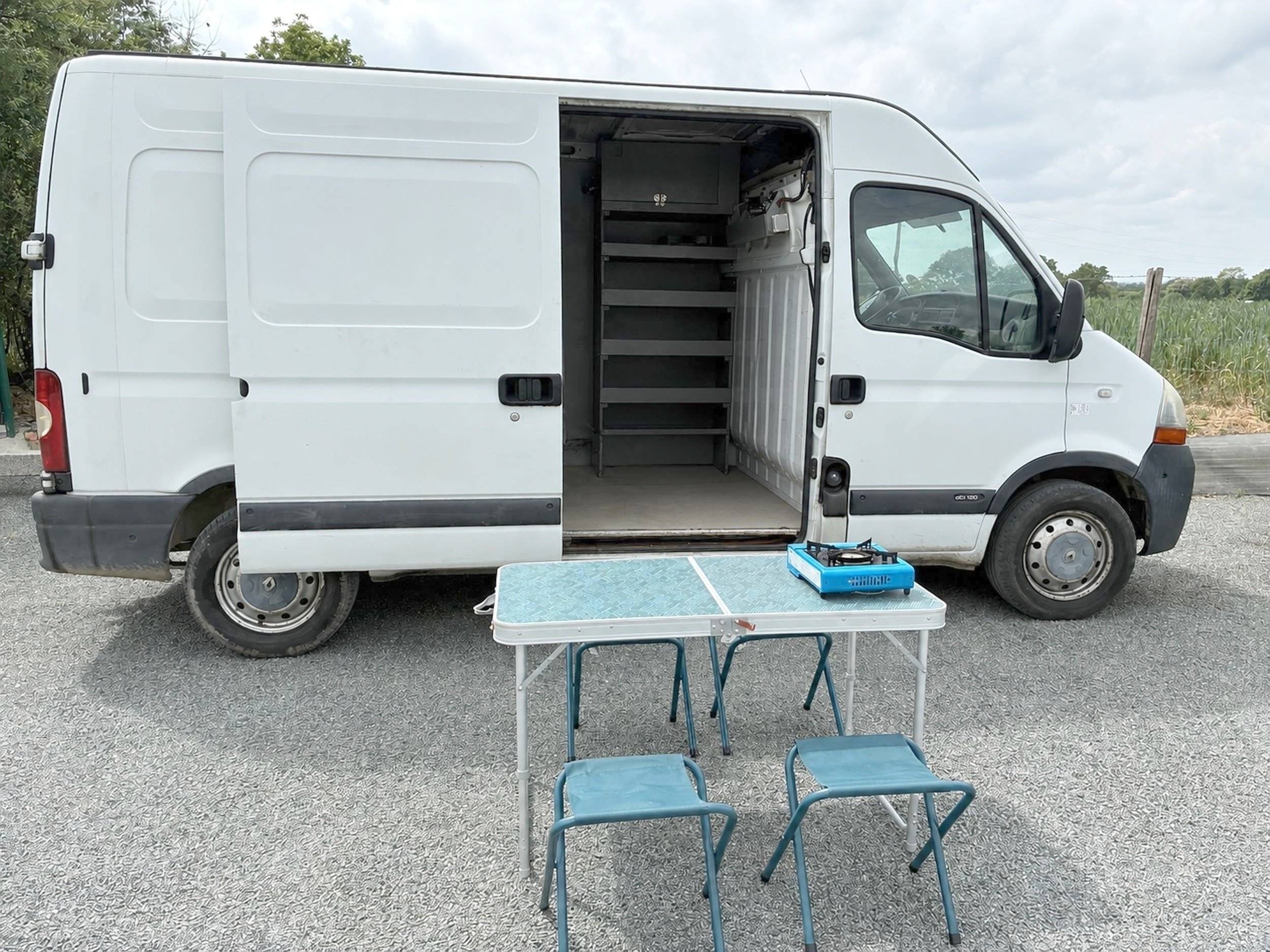 Front view from 3/4 Renault Master 2,5 l dCi 120 - Yescapa