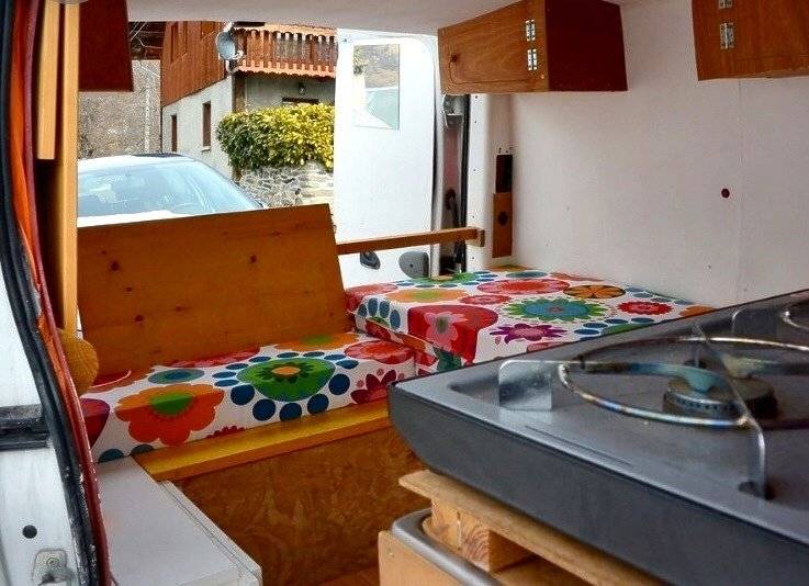 Dining Area Renault Trafic - Yescapa