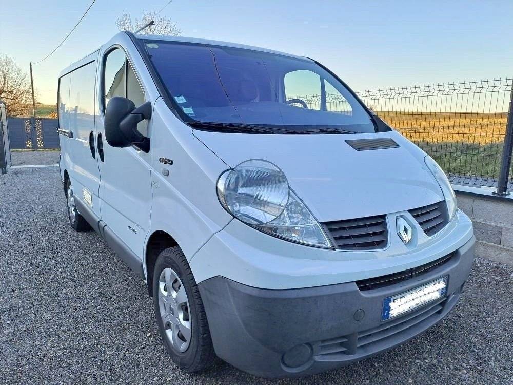 schräge Vorderansicht Renault Trafic 2.0 115ch - Yescapa