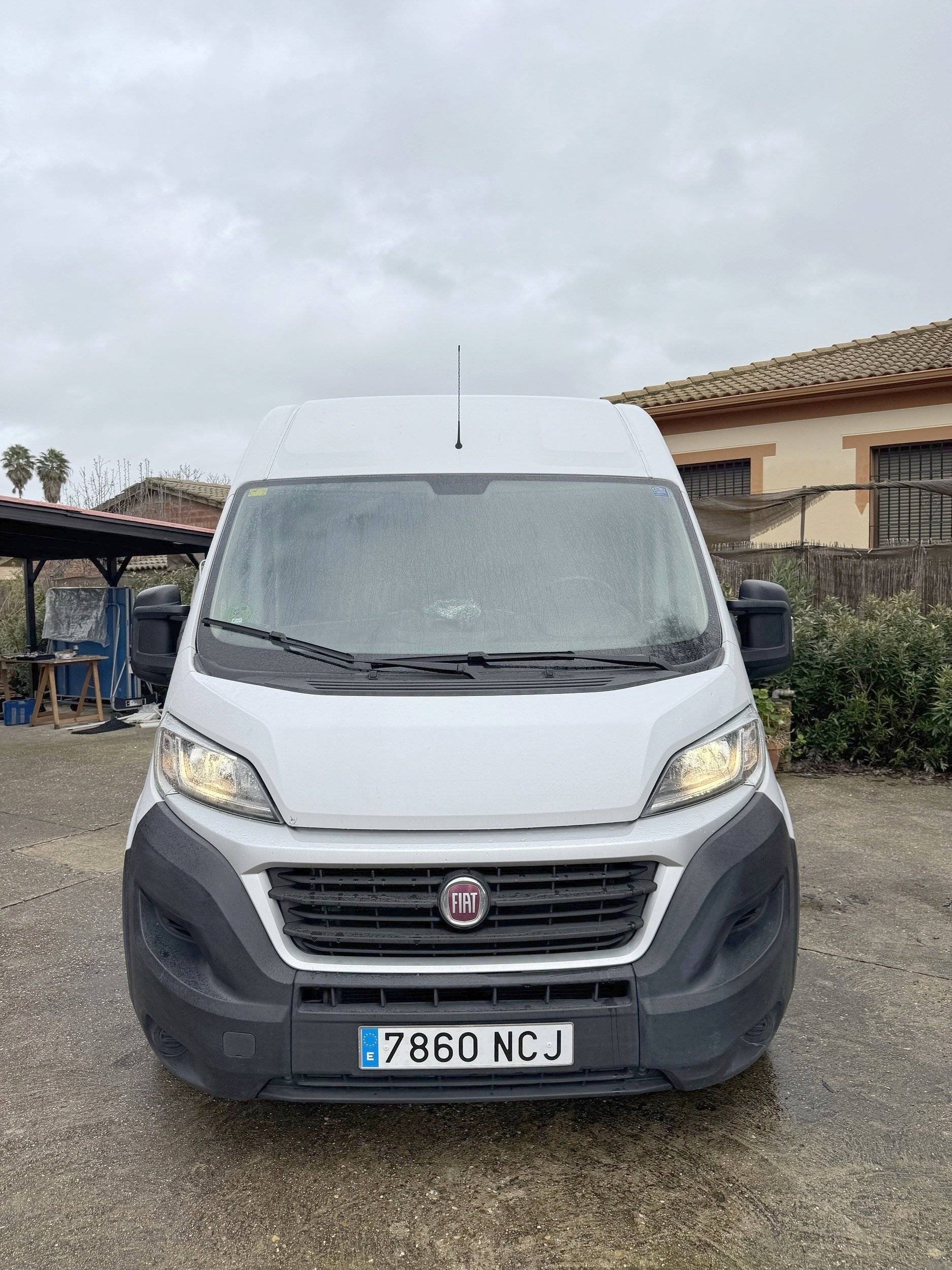schräge Vorderansicht Fiat Ducato 2,3 l 130 ch - Yescapa