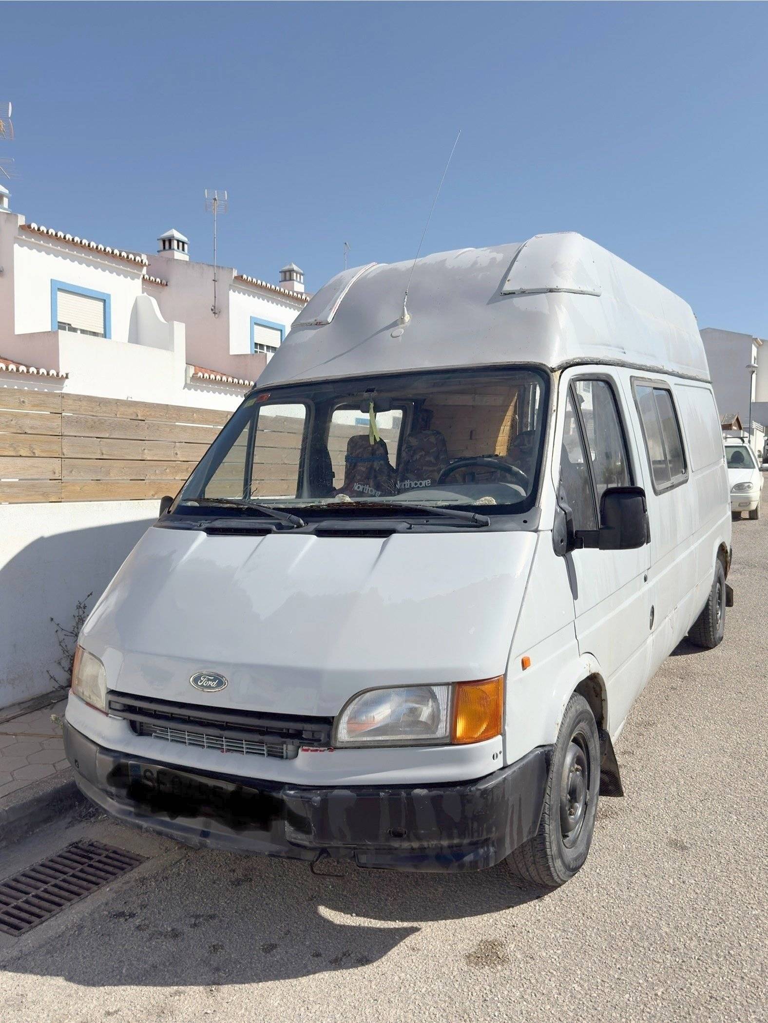 Front view from 3/4 Ford Transit 2,0 l 115 ch - Yescapa
