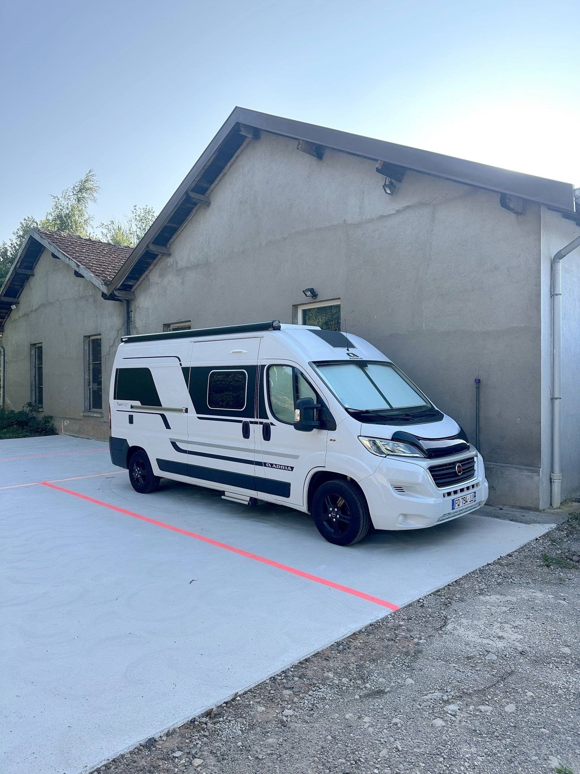 Vista del vehicle angle davanter Fiat Ducato 2,0 l 130 ch - Yescapa