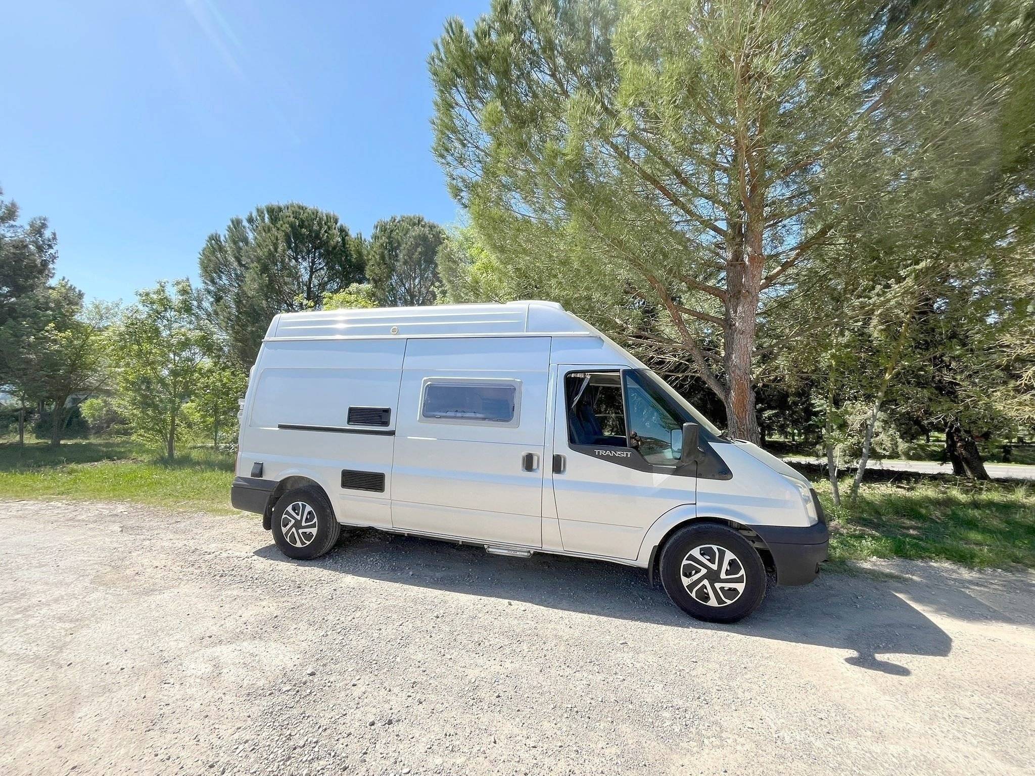 Vista frontale a ¾ Ford Transit 2,2 l 140 ch - Yescapa
