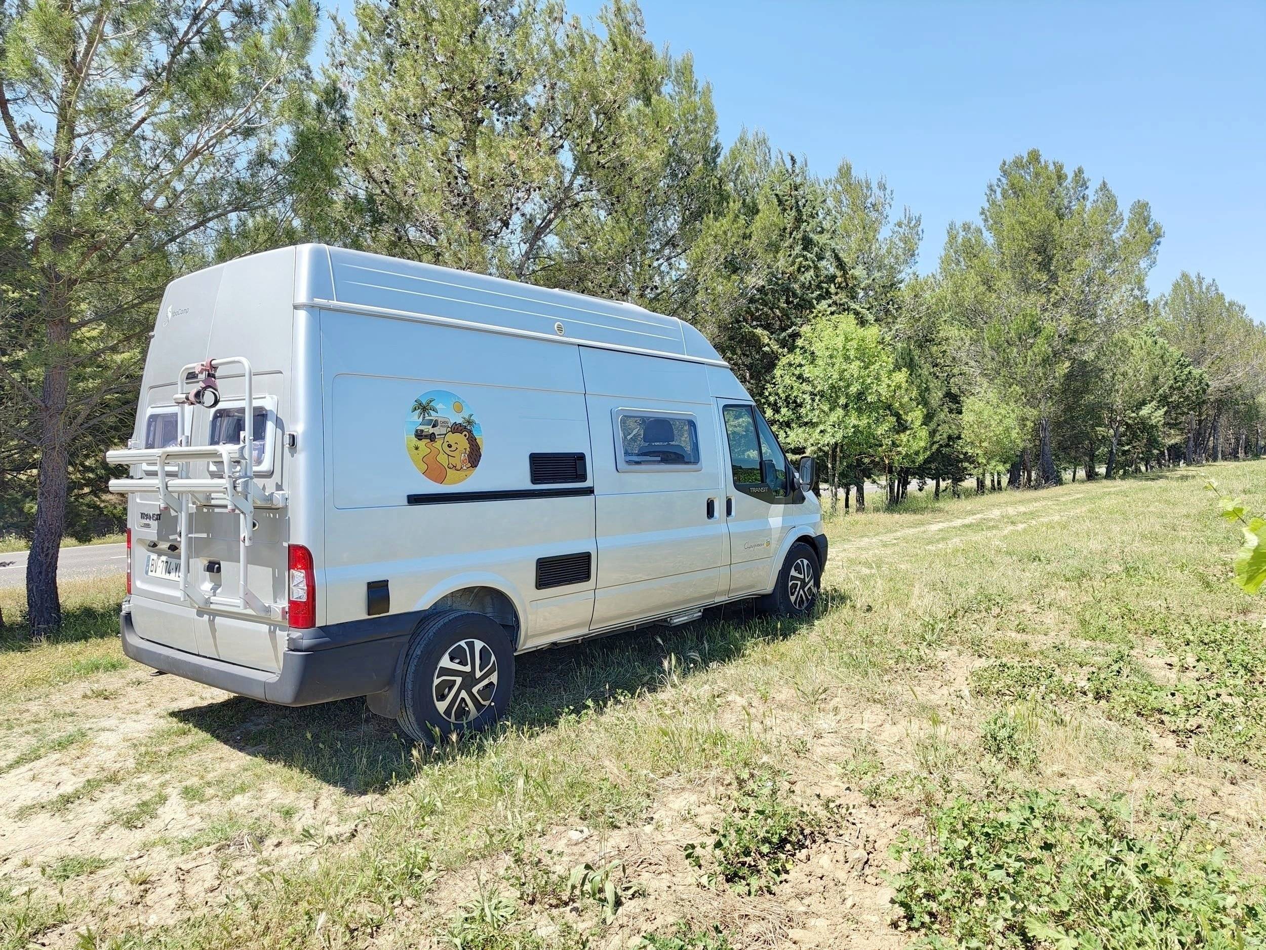 Vista frontale a ¾ Ford Transit 2,2 l 140 ch - Yescapa