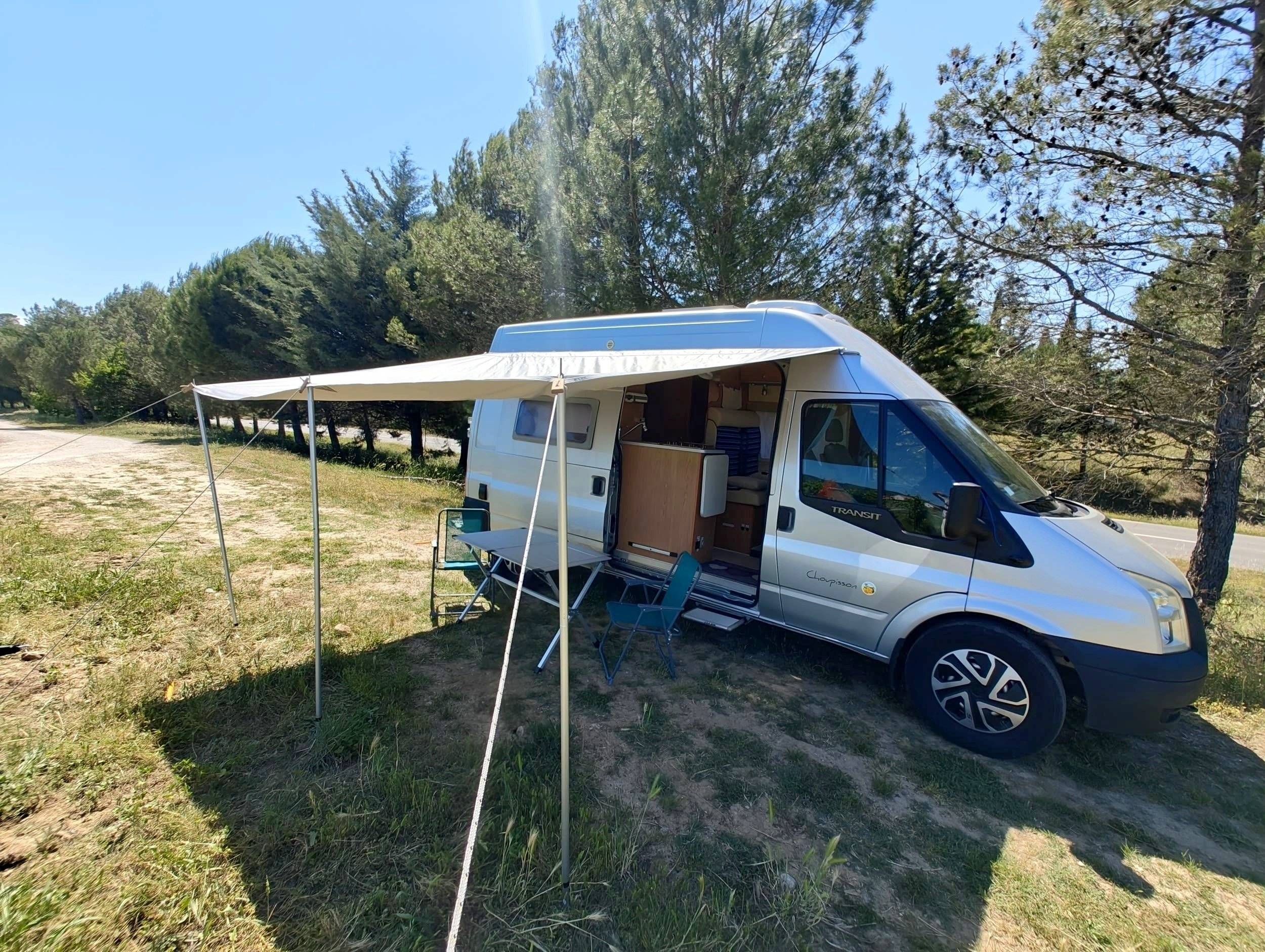 Vista frontale a ¾ Ford Transit 2,2 l 140 ch - Yescapa